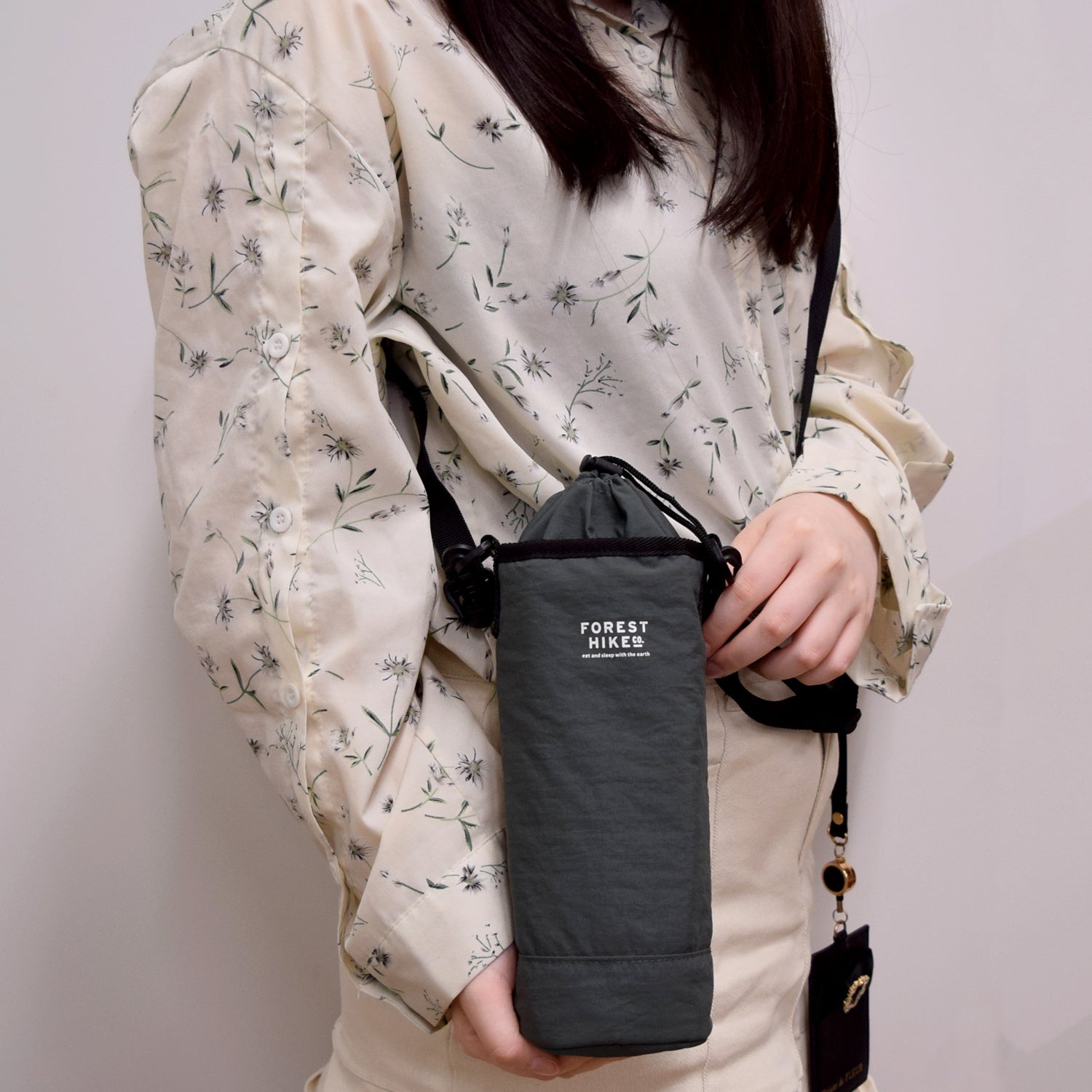 抗菌大きめボトルホルダーを使えばナナメがけもできます