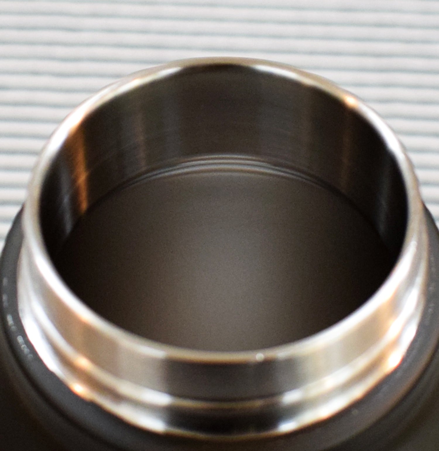 広い口で氷などが入れやすい