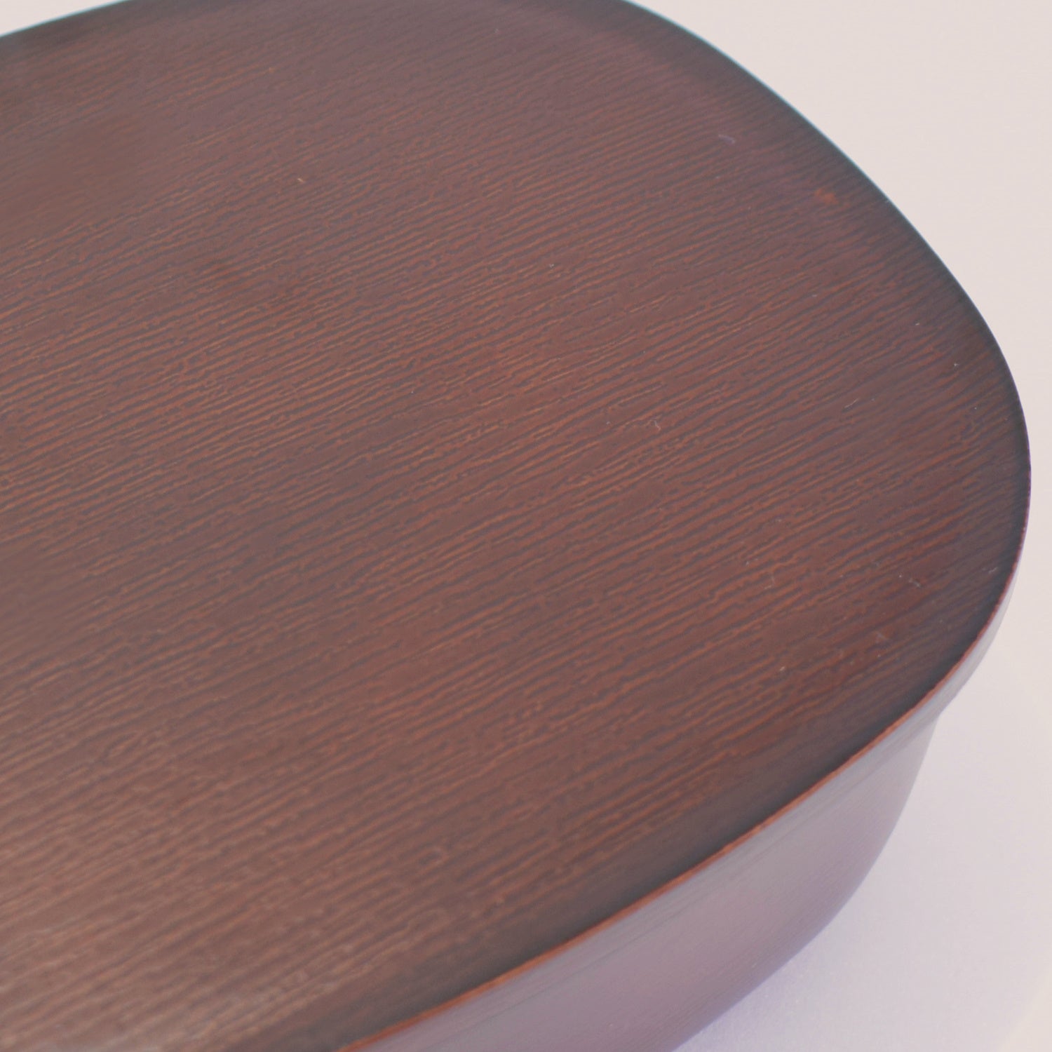 木目風の彫刻と塗装が施されています