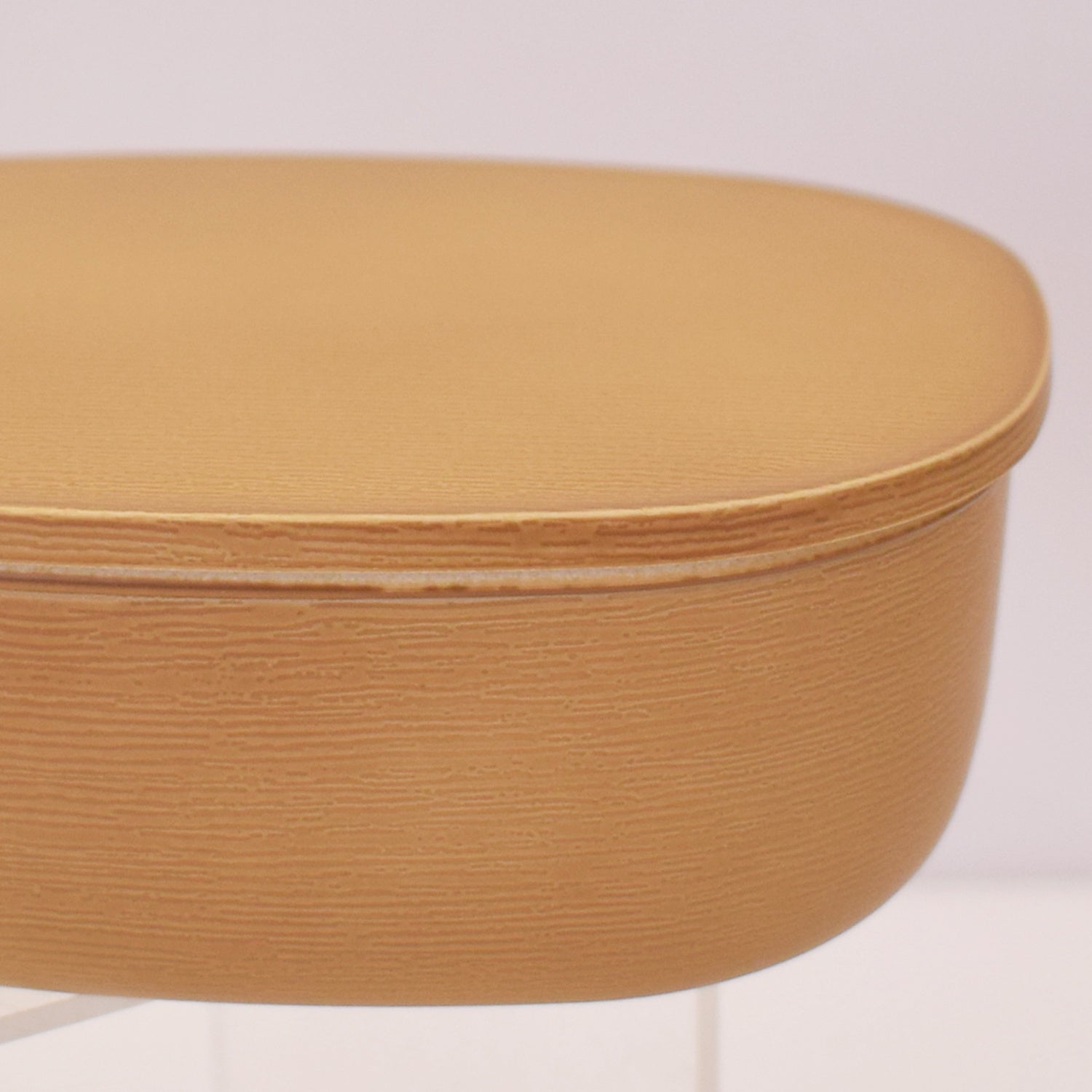 木目風の彫刻と塗装が施されています