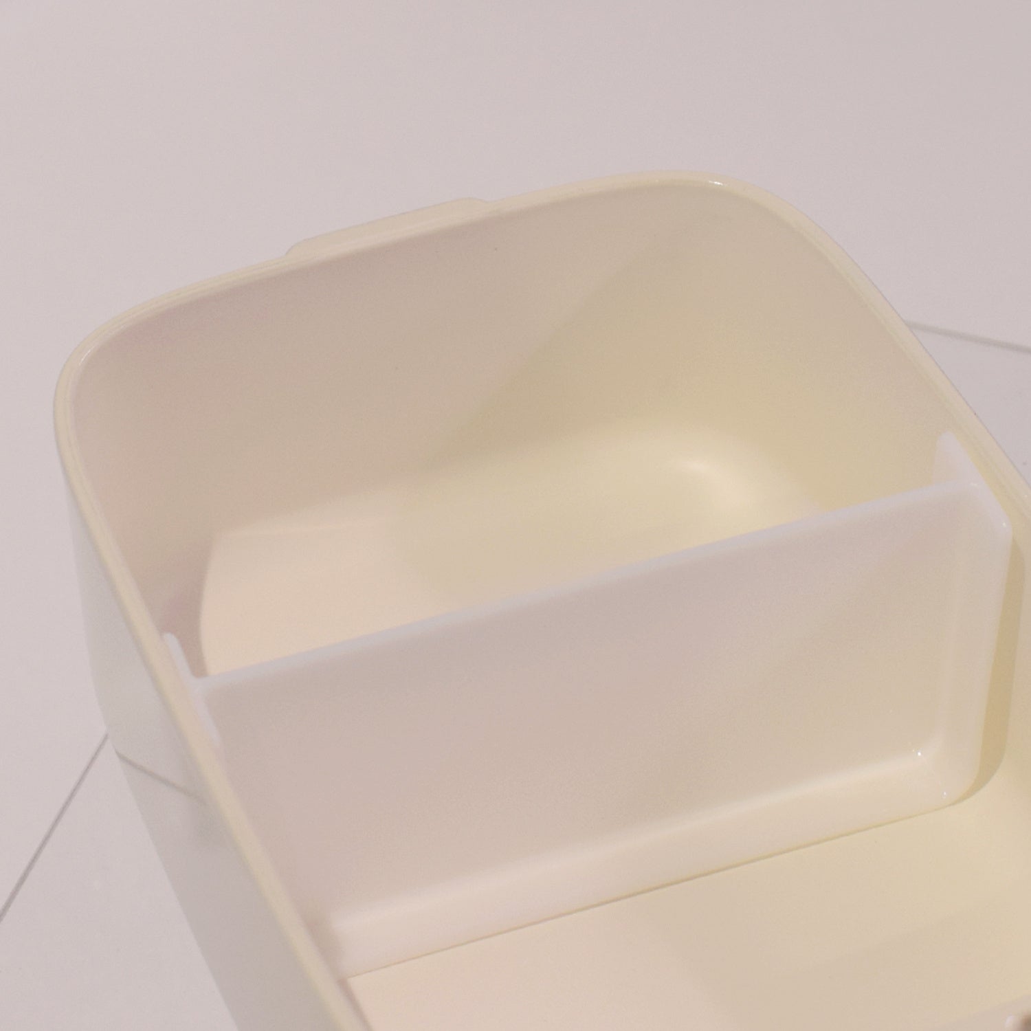 内側は抗菌加工されています。仕切り付き