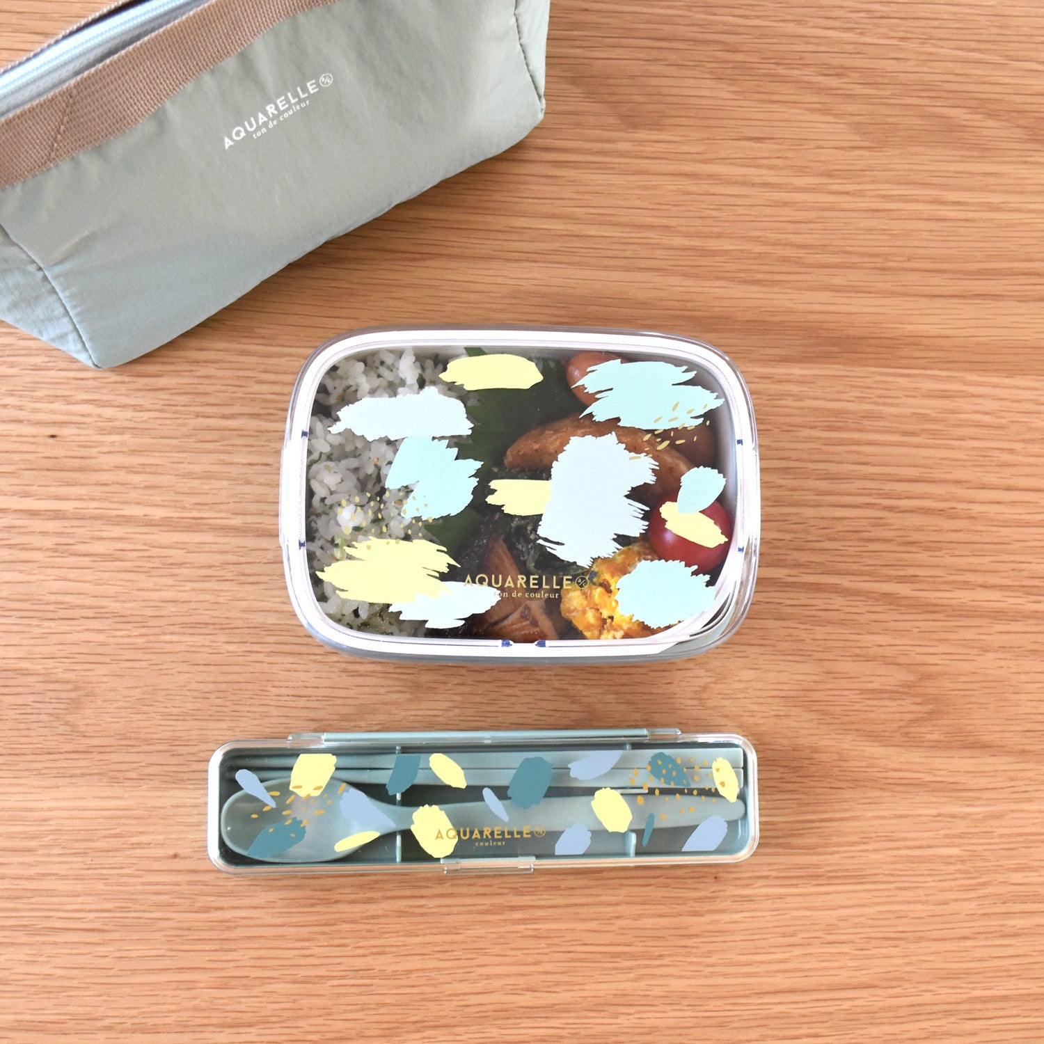 クリアなフタからはお弁当がチラ見えします