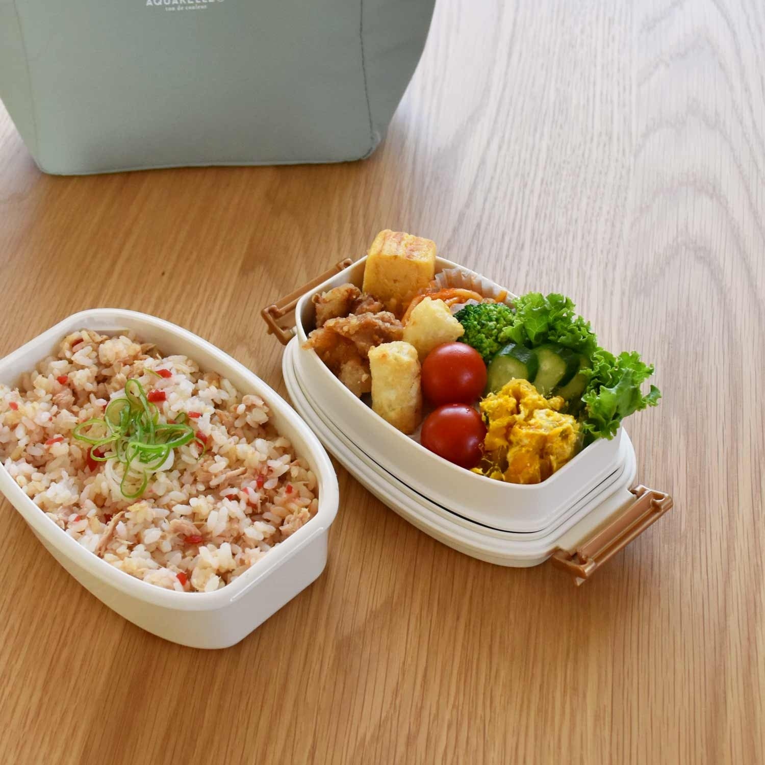 食べる時はフタを裏返しにすると上段を受けられます。