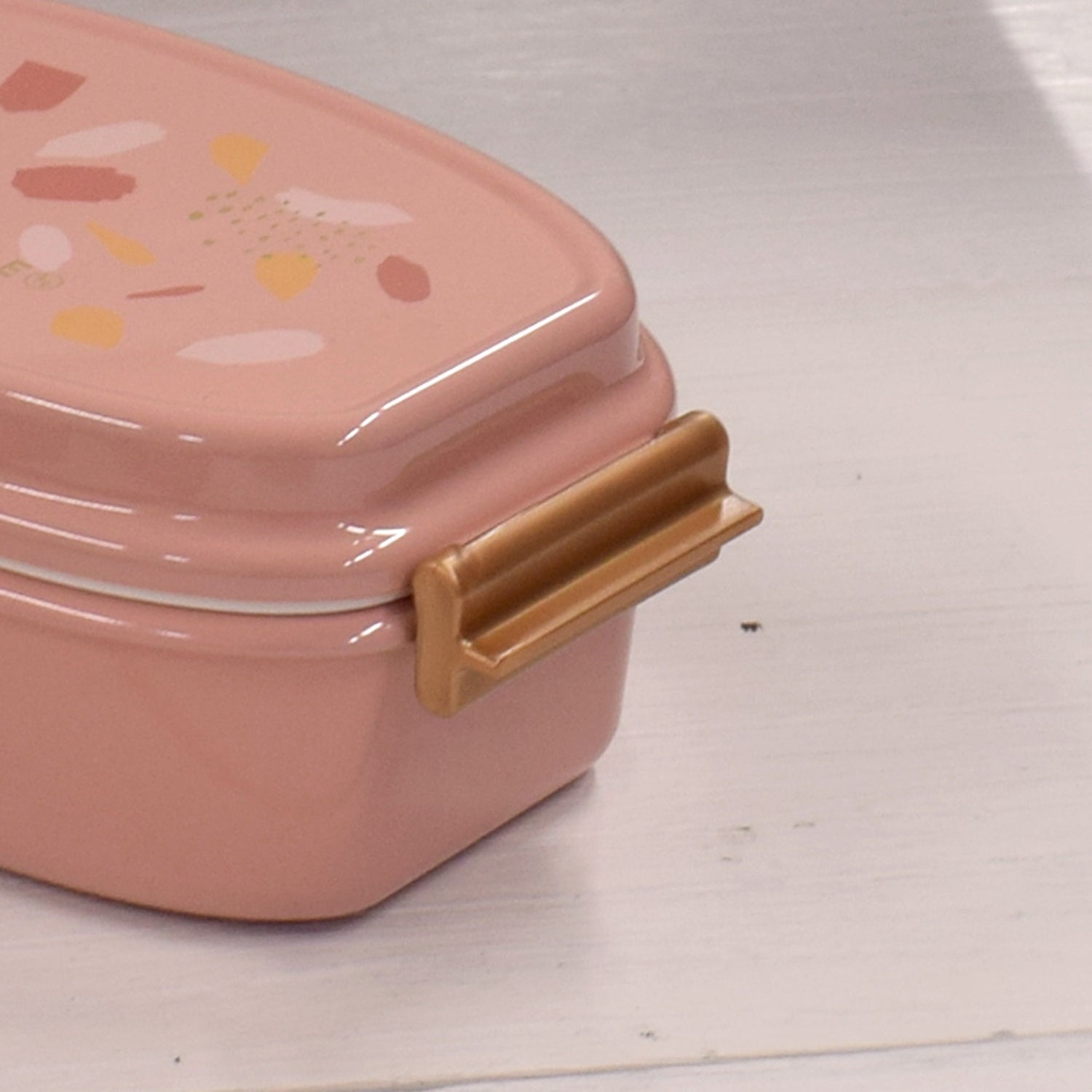 ゴールドのバックルは高級感と安心感◎