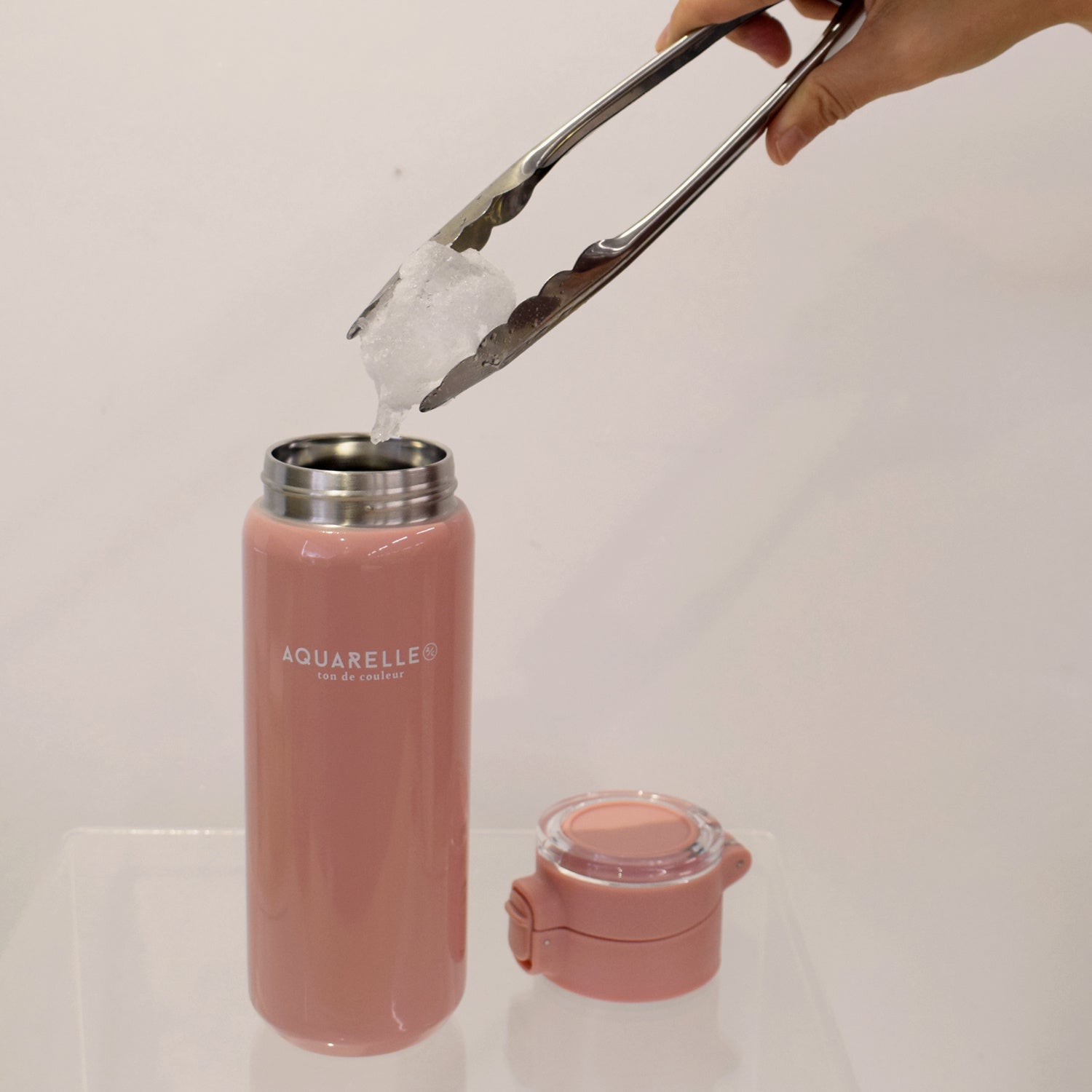 大きな口径で氷などが入れやすい