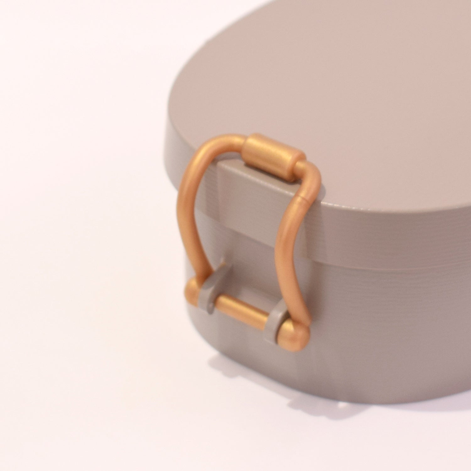 側面のゴールドバックルがポイント