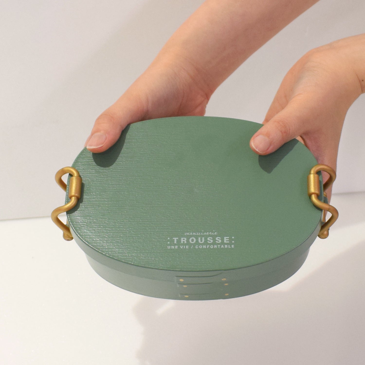 手になじみやすいオーバル型