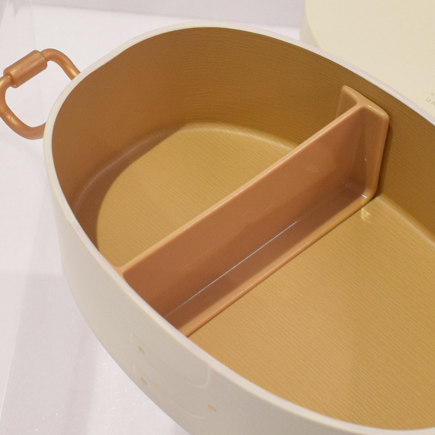 内側は木目風加工されています