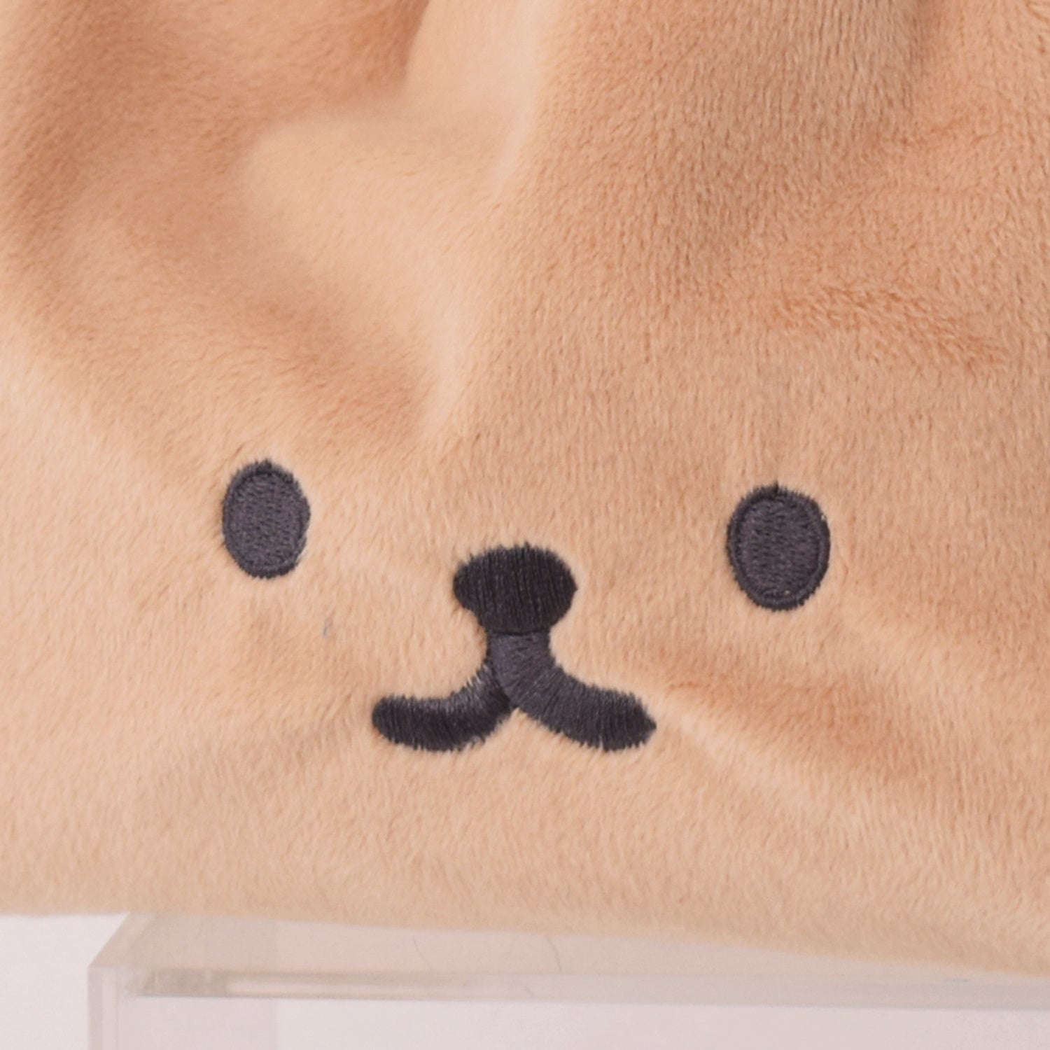 中央に刺しゅうされています