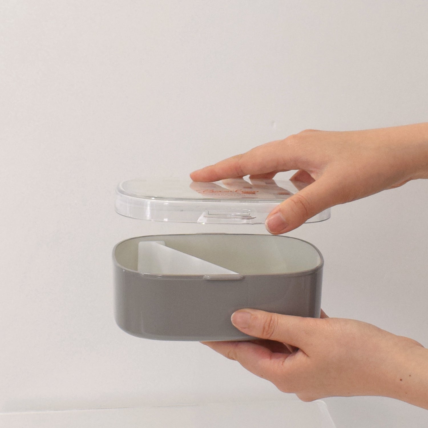 かちっとはまってベルトや止め具がなくても持ち運びに安心感