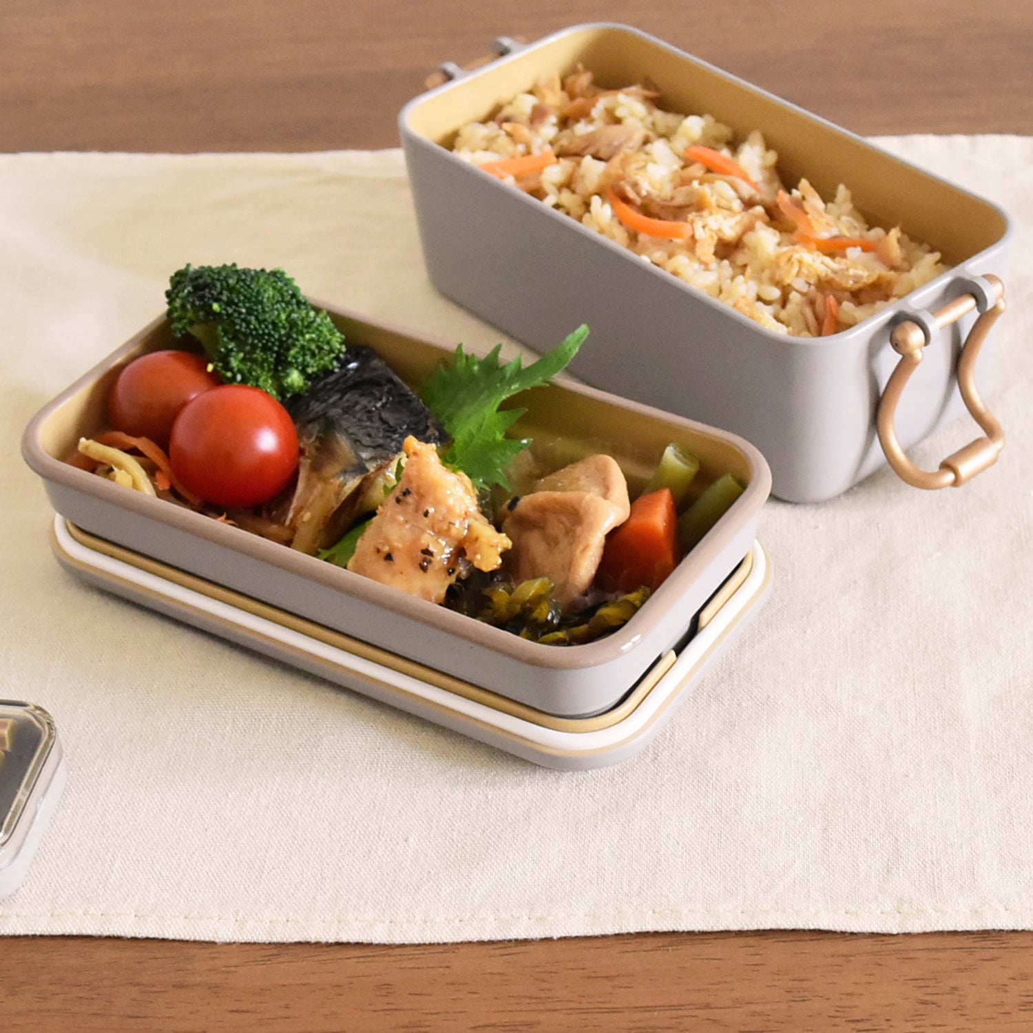 食べるときはフタを裏返しにすると上段を受けられます。