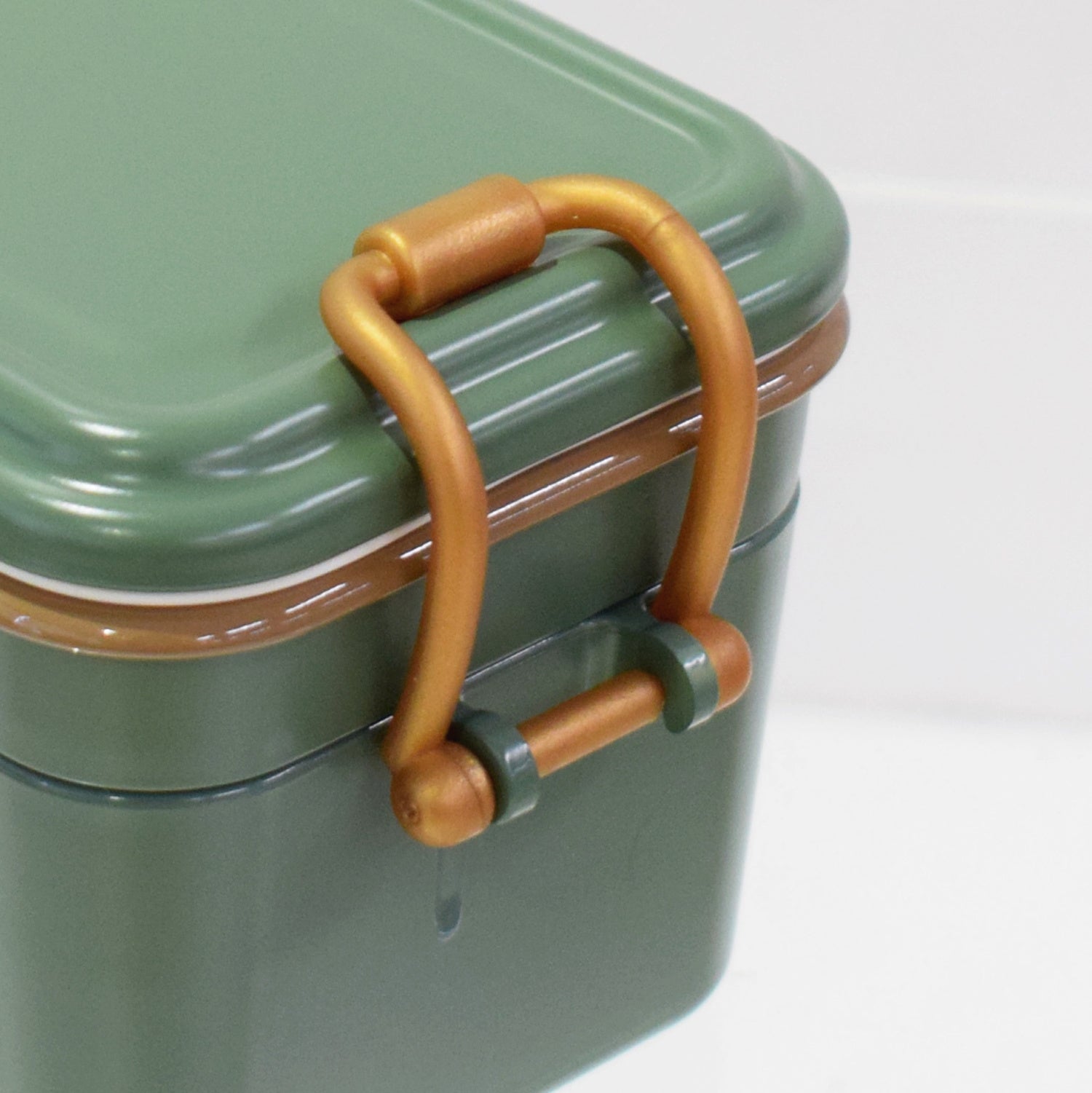 側面のゴールドバックルがポイント