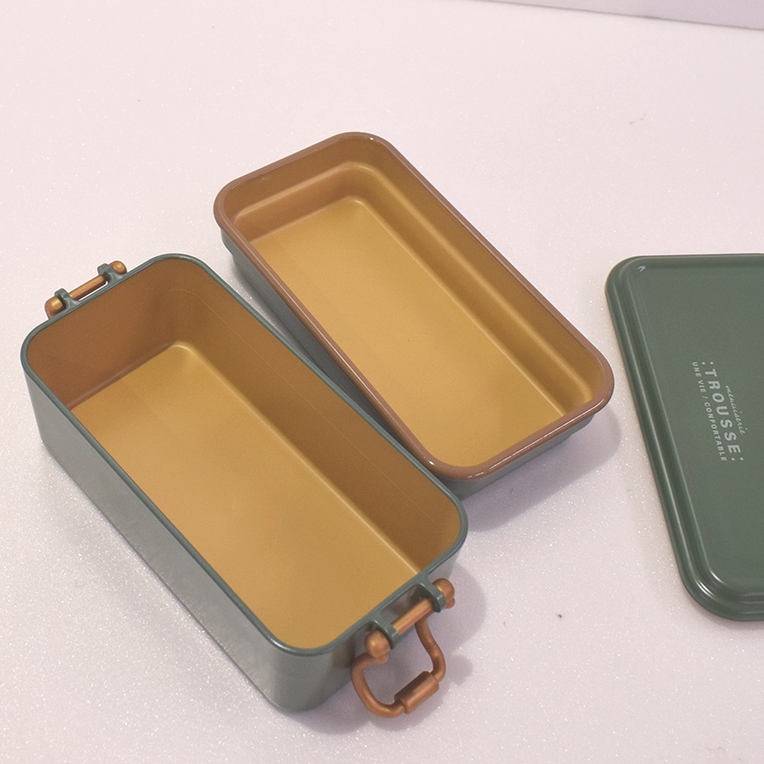 ベージュの樹脂を使用。フタを開けた時も美味しそうに見えます