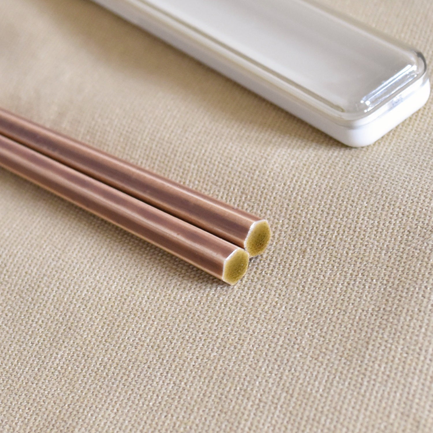 手にフィットして持ちやすい六角箸