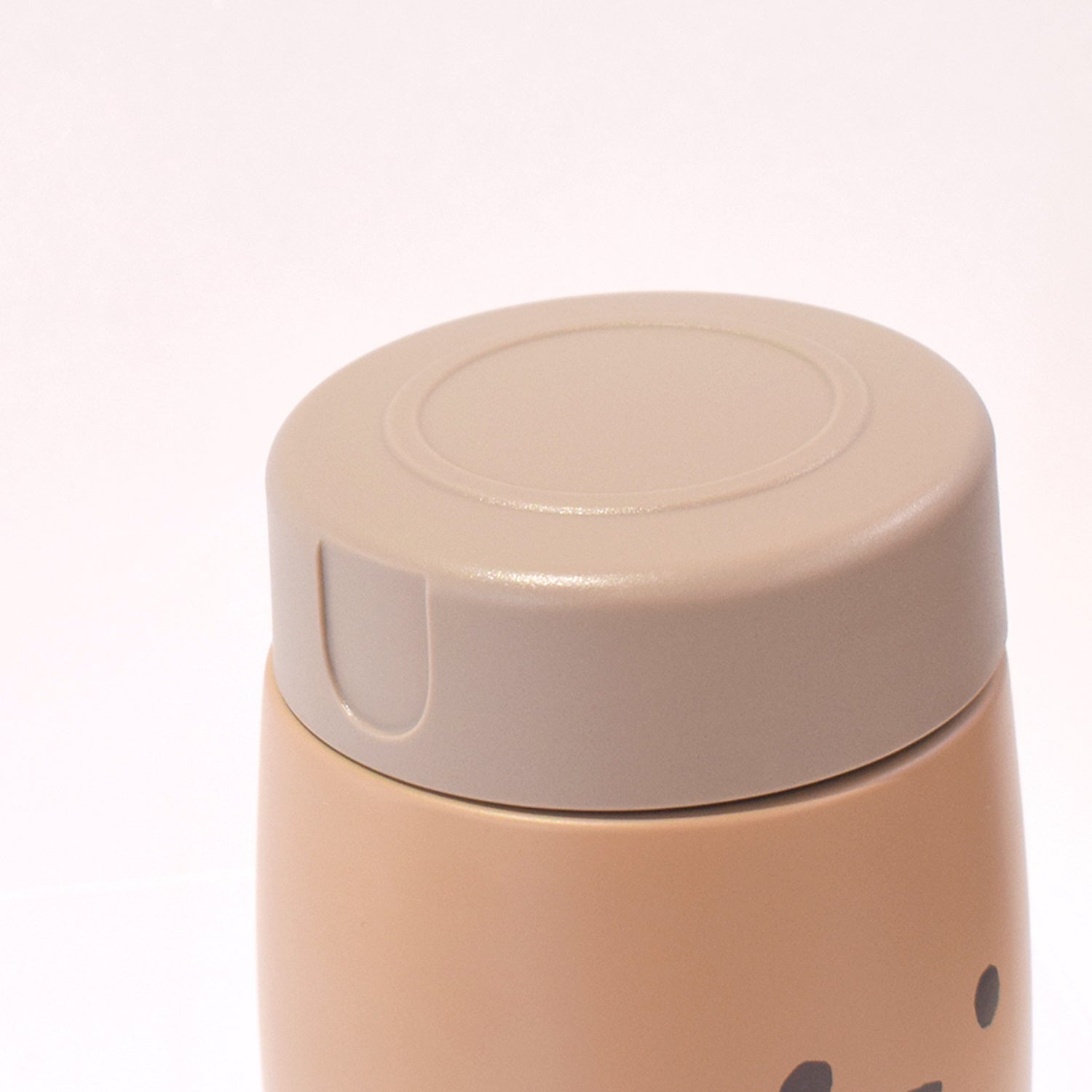 開ける時に力を入れやすい凹み付き