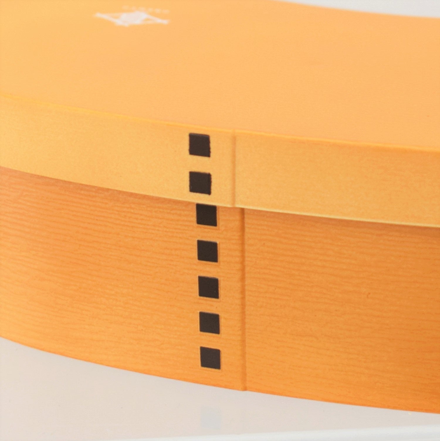 側面には継ぎ目のようなデザイン