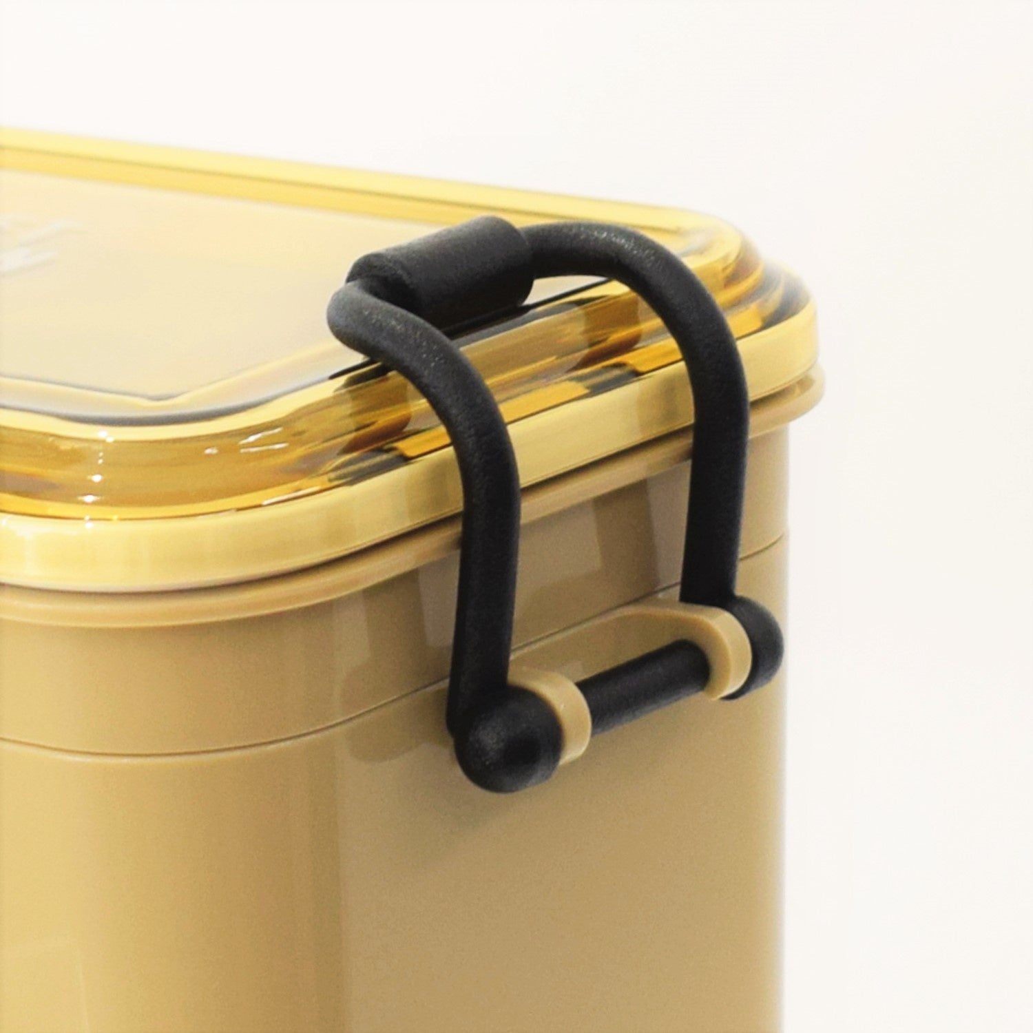 ソリッドなブラックのバックル