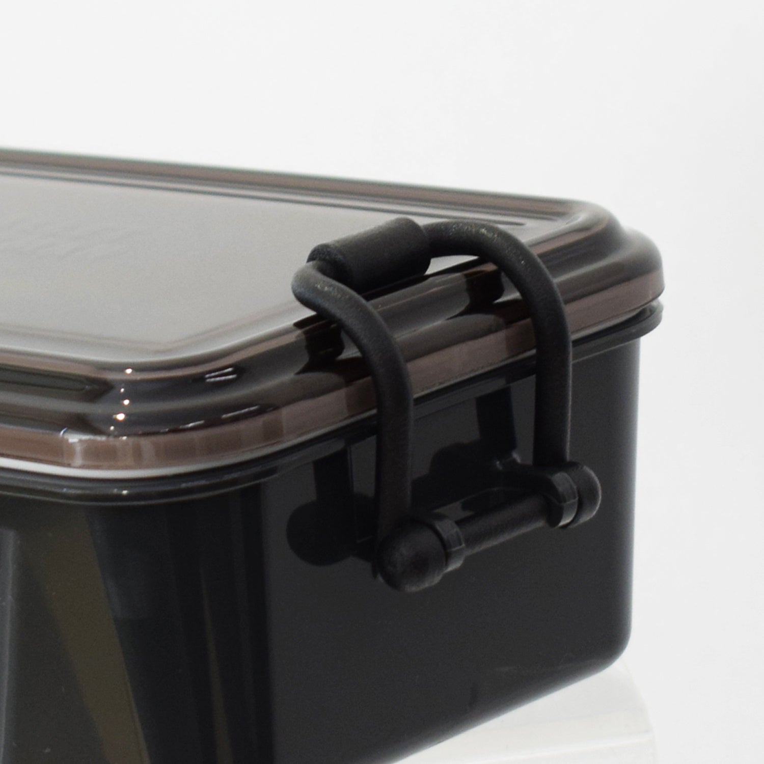 ソリッドなブラックのバックル