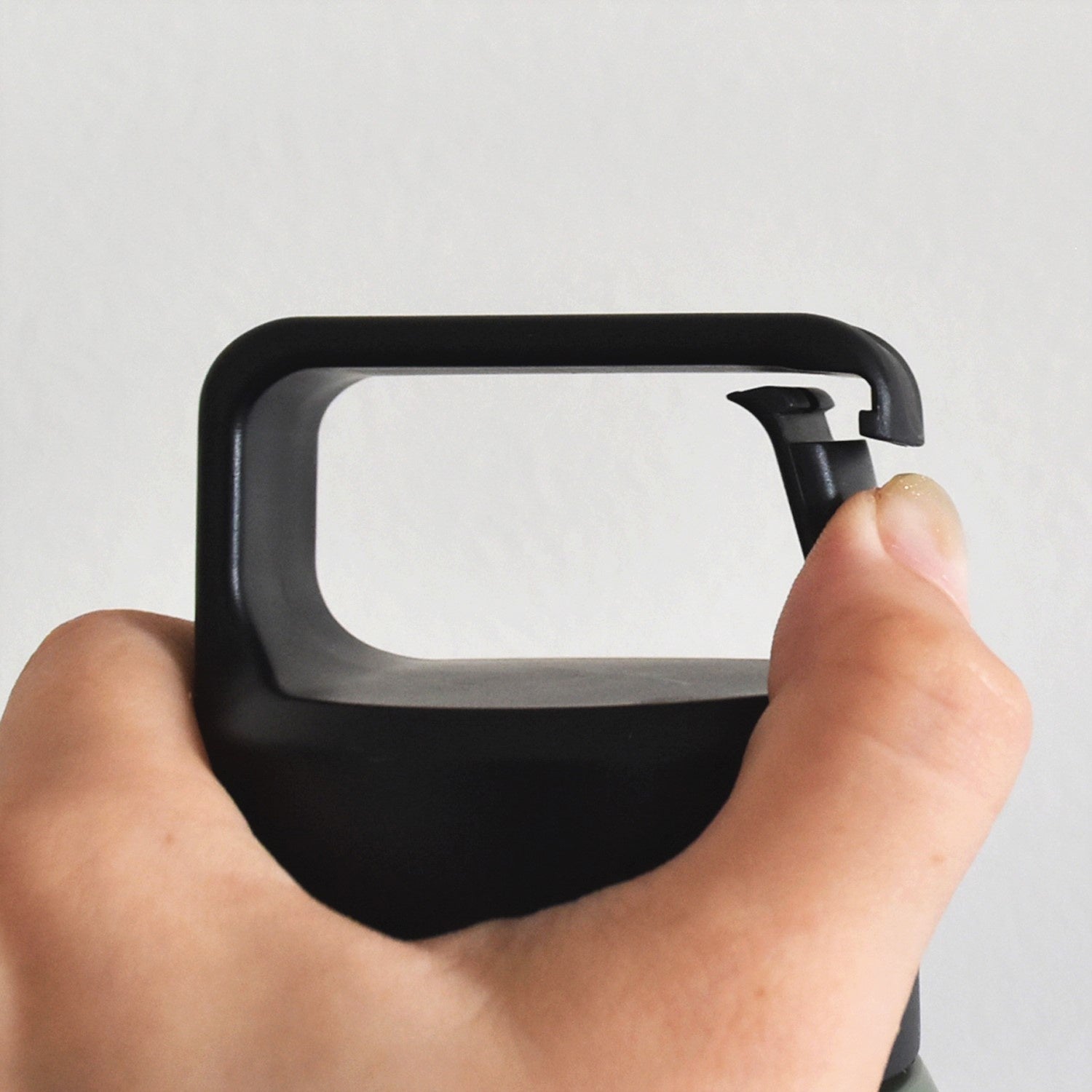 持ち手はカラビナ構造でバックなどに取り付け可能