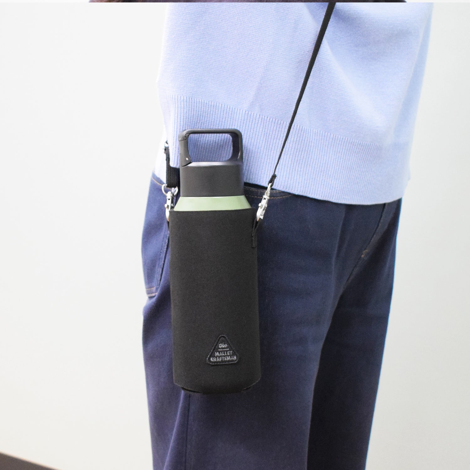 肩からかけられるショルダー紐付き