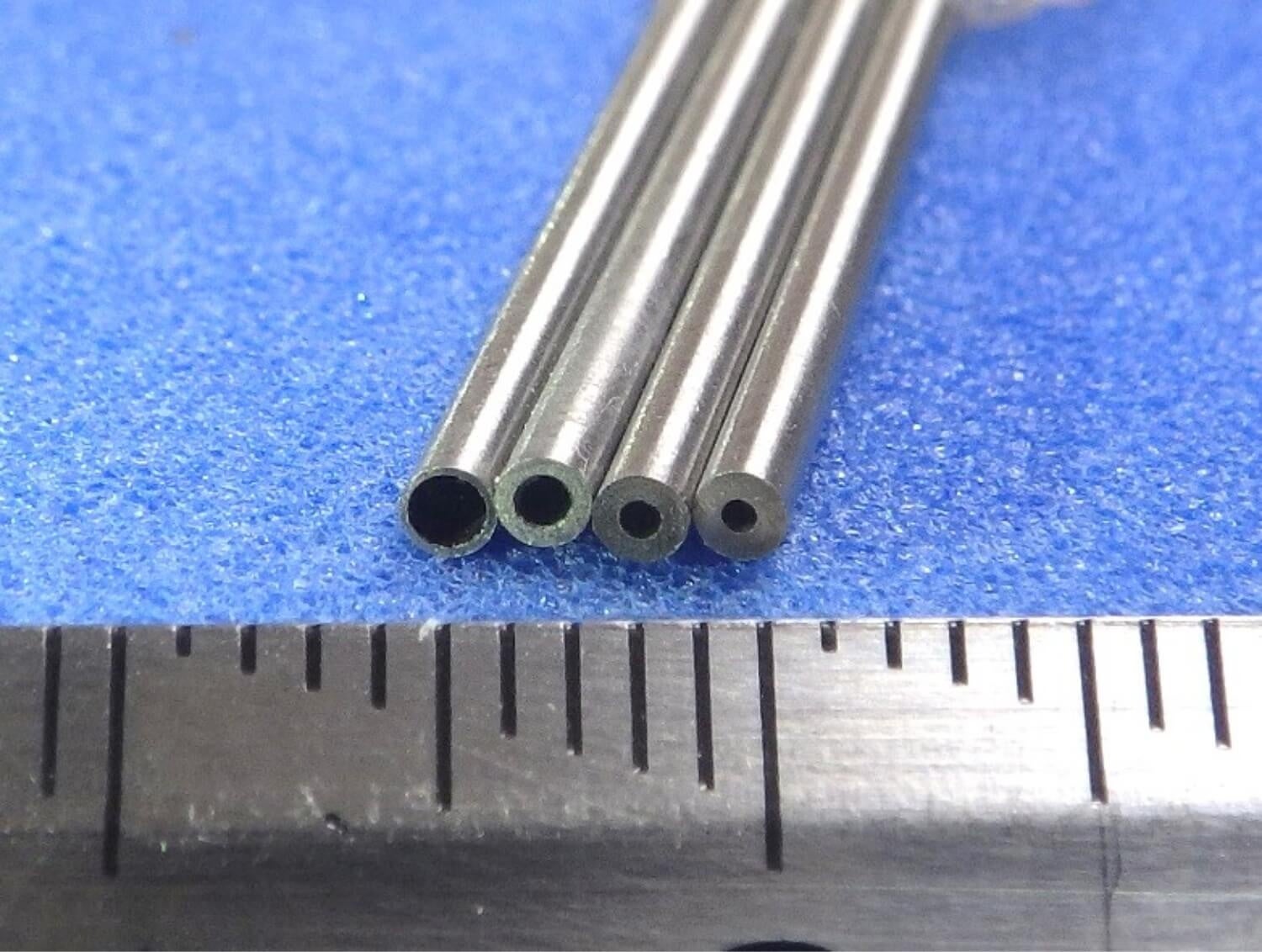 内面高精度小径管  (左より内径φ1.25mm、φ1.0mm、φ0.75mm、φ0.5ｍｍ)　