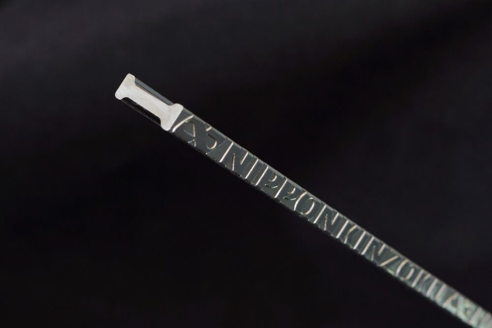 社章と「NIPPON KINZOKU」のロゴ入りIバー