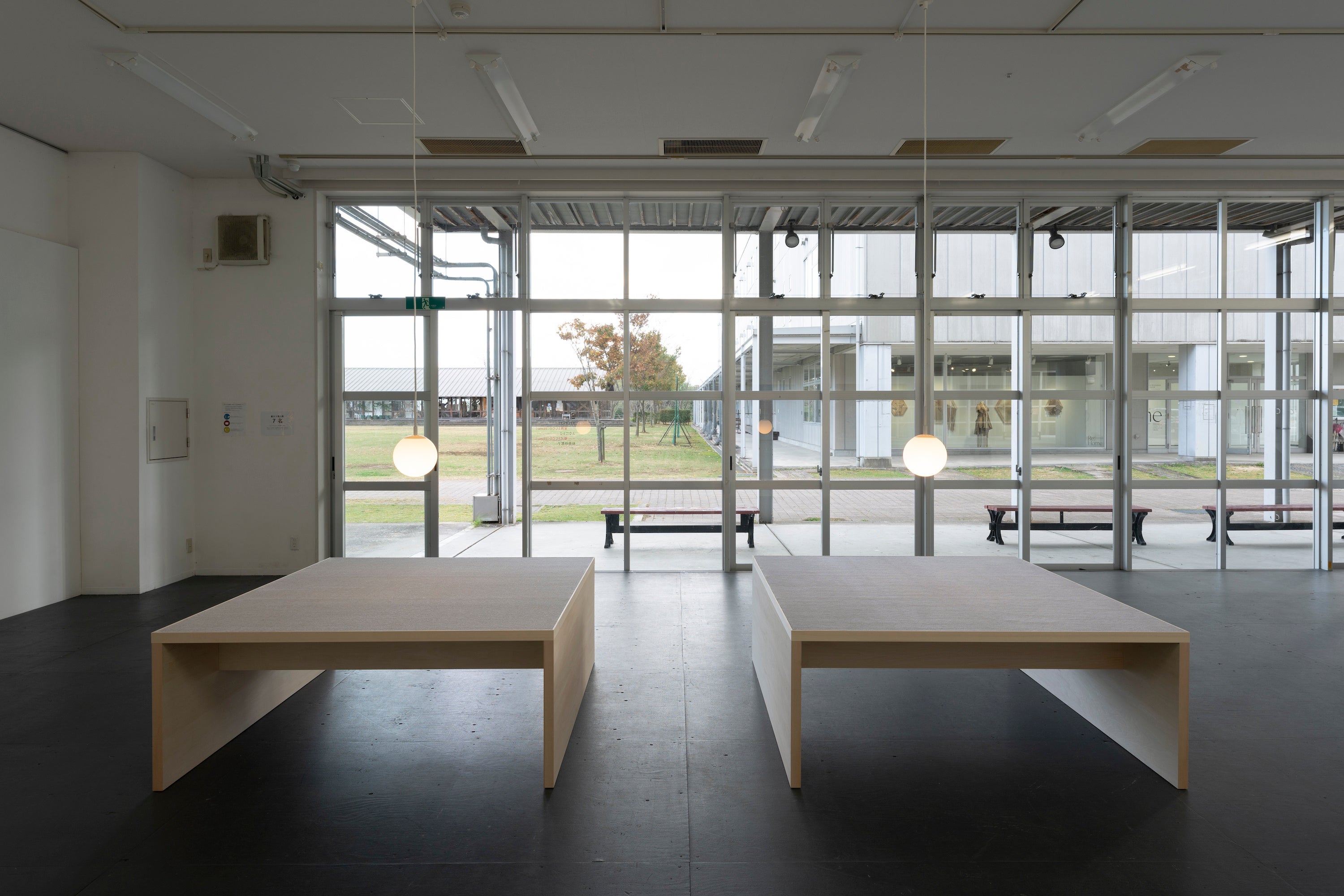 松井沙都子「ホーム・インテリア(部屋)」2021 木材、カーペット、 照明器具 サイズ可変 撮影：守屋友樹