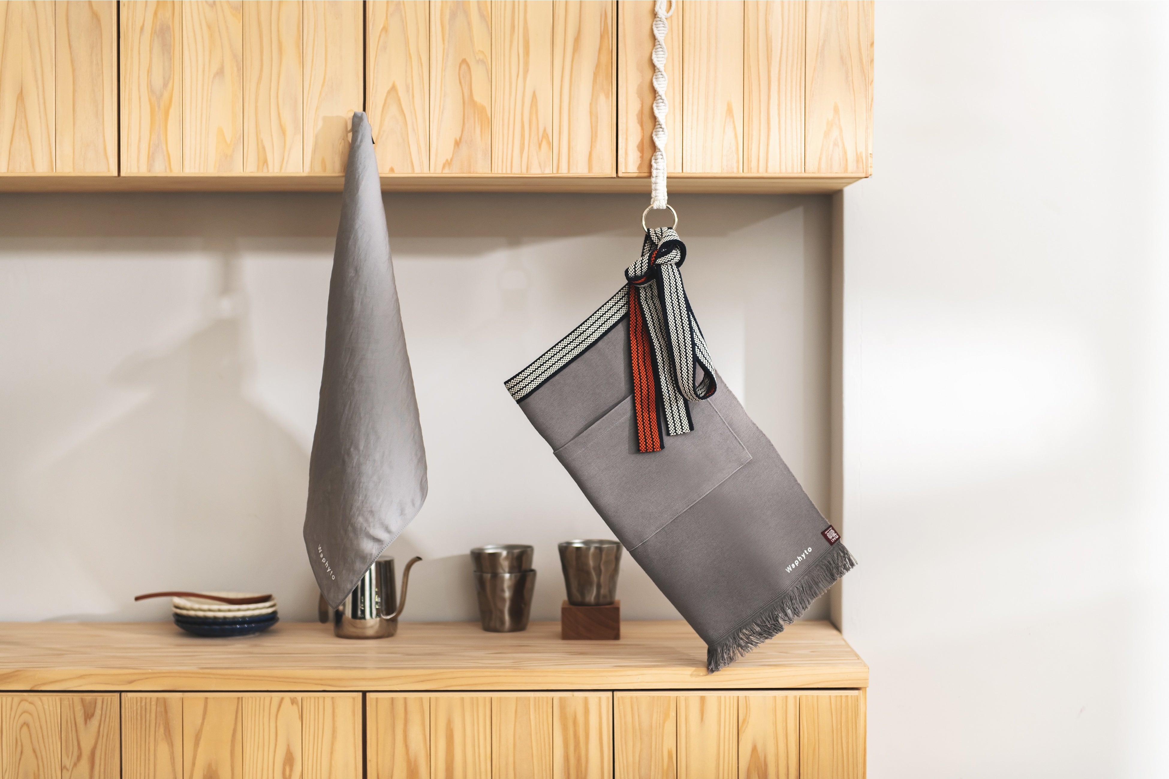 右）Waphytoオリジナル前掛け　左）Waphytoオリジナル風呂敷