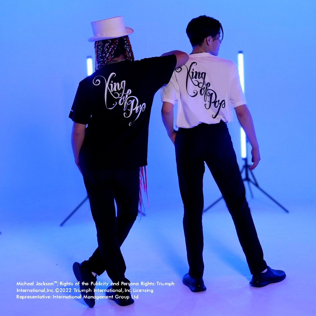 King Of Pop マイケル ジャクソン とのオフィシャルコラボレーションtシャツの販売が決定 Foot Locker Atmos Japan合同会社のプレスリリース King Of Pop マイケル ジャクソン とのオフィシャルコラボレーションtシャツの販売が決定 Foot Locker Atmos Japan合同会社のプレスリリース