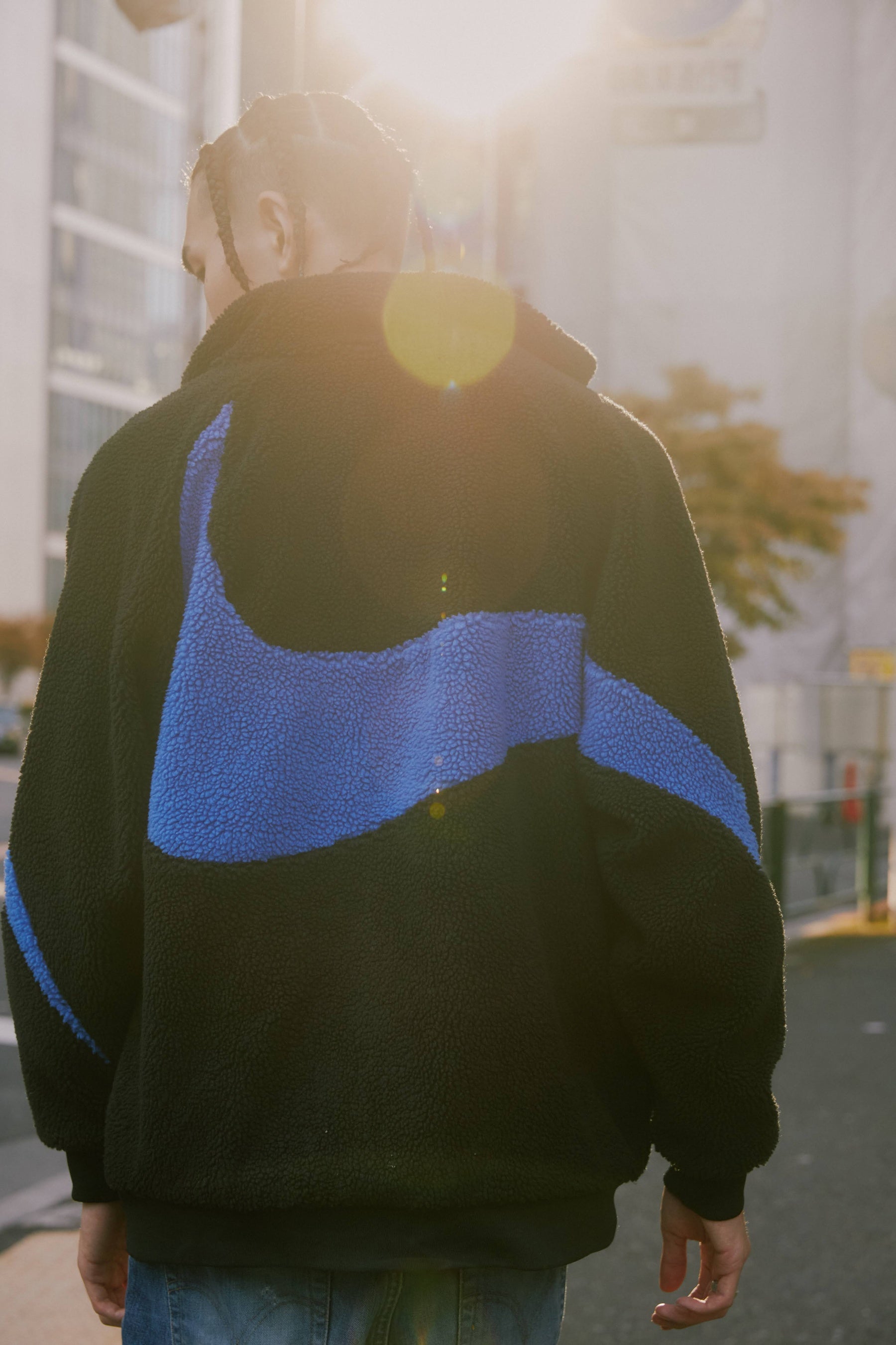 NIKEの定番アウター「BIG SWOOSH SHERPA JACKET」が新カラーで登場