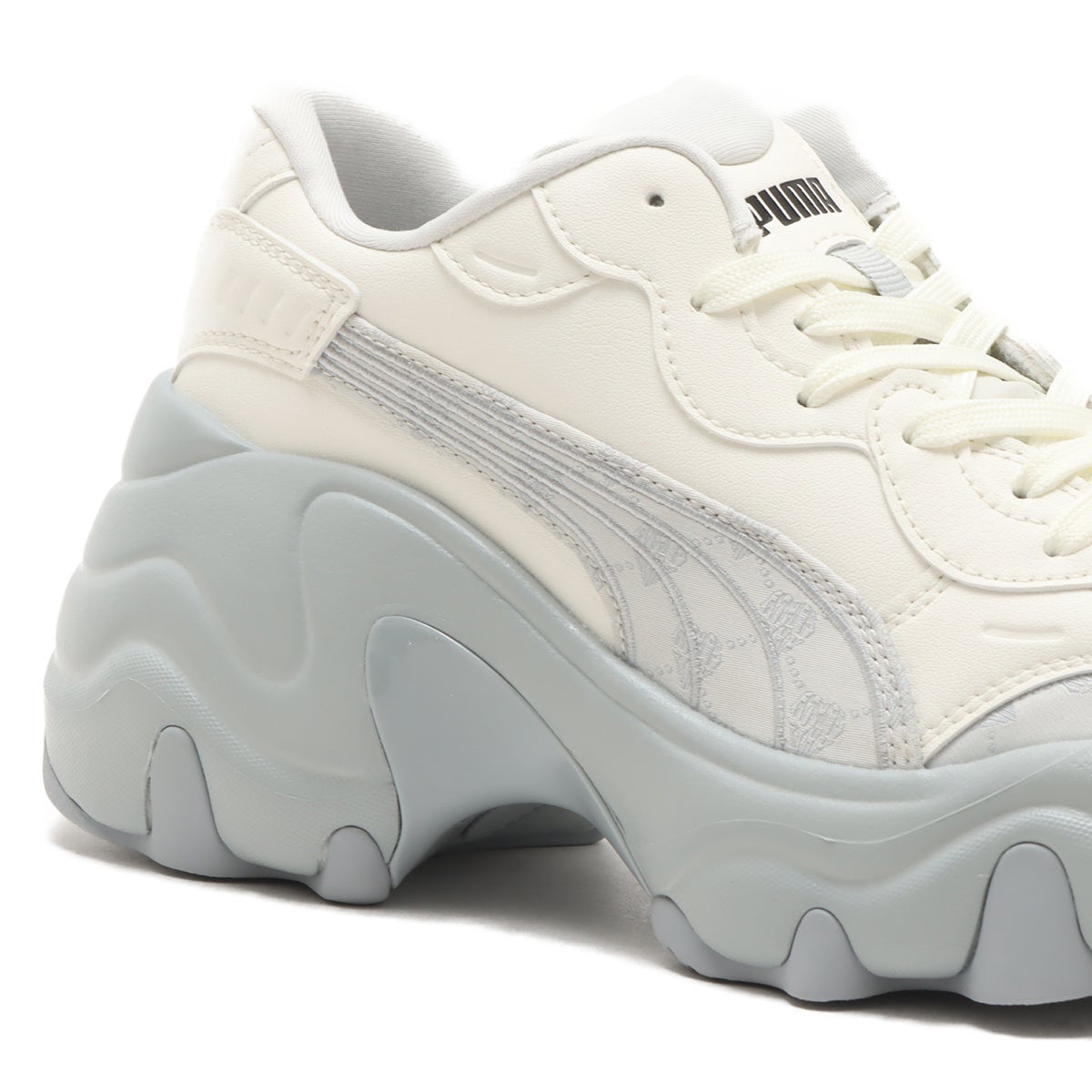 PUMA人気モデル「PULSER WEDGE」からatmos pinkとの