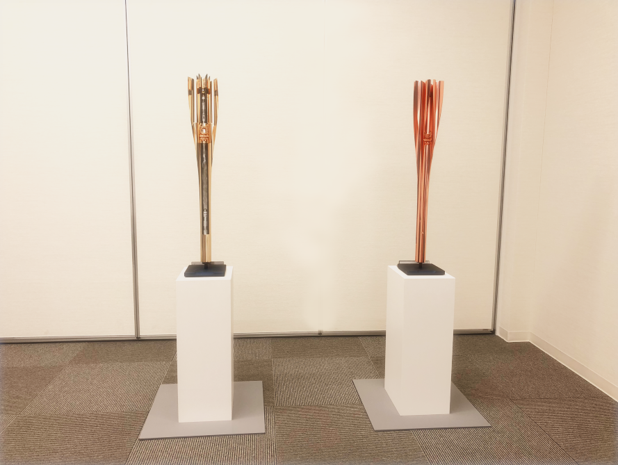 左：オリンピック聖火リレートーチ（水素トーチ） 右：パラリンピック聖火リレートーチ