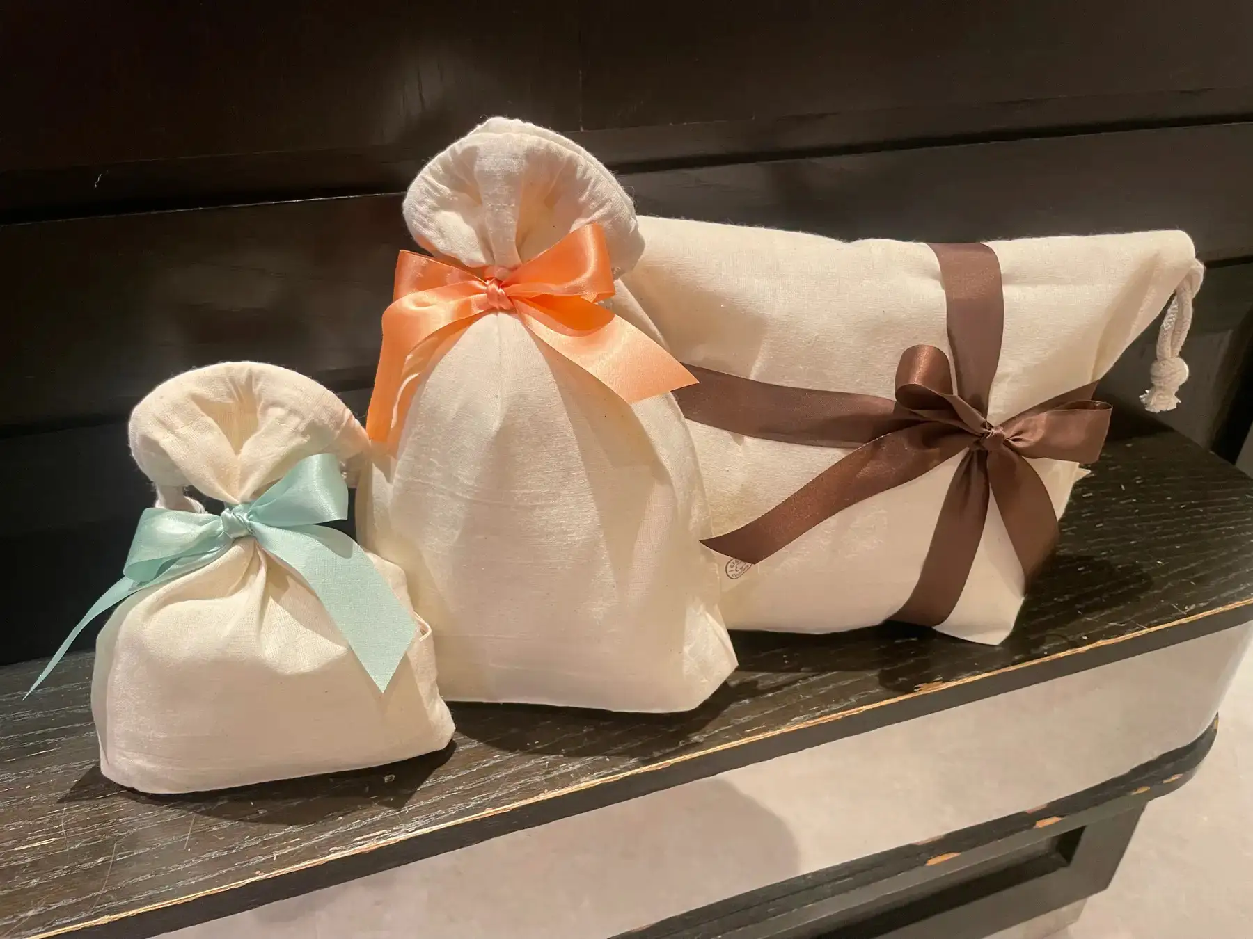 ギフトラッピング（右から大¥300、中¥250、小¥200）