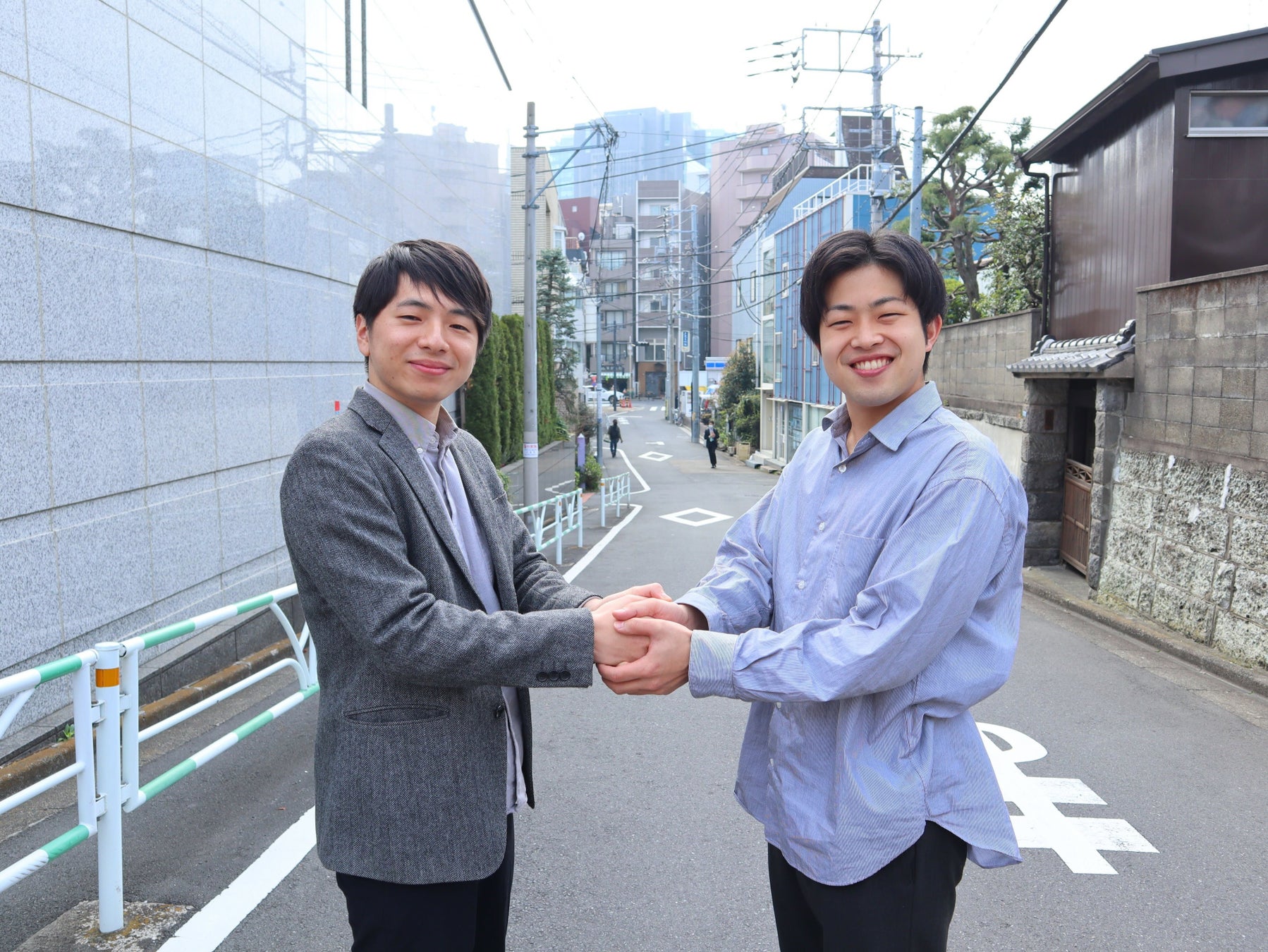 (左)株式会社ブイクック代表取締役CEOの工藤柊様、(右)弊社代表取締役CEOの山内萌斗の2社での記念撮影。