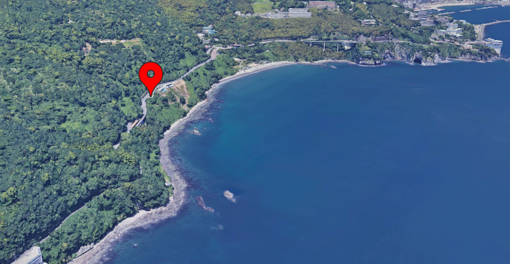 熱海駅から車で13分の切り立った崖地の上に建築される