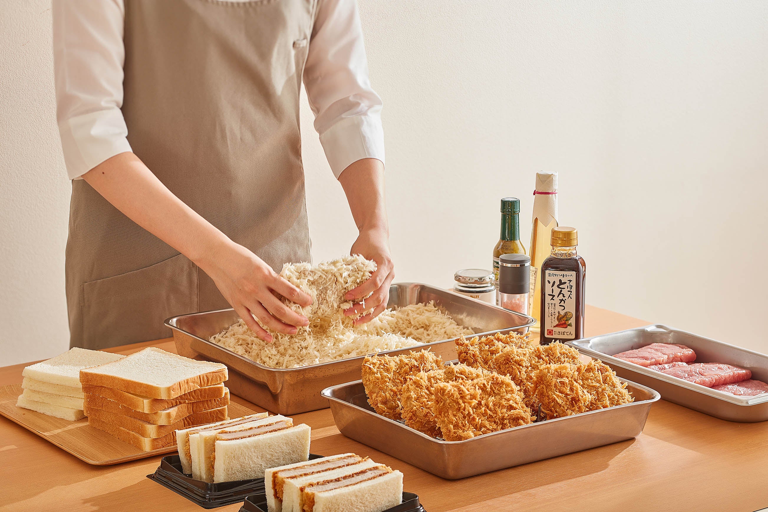 さぼてん自慢の“かつサンド”にハーフサイズが仲間入り！秋の行楽シーン