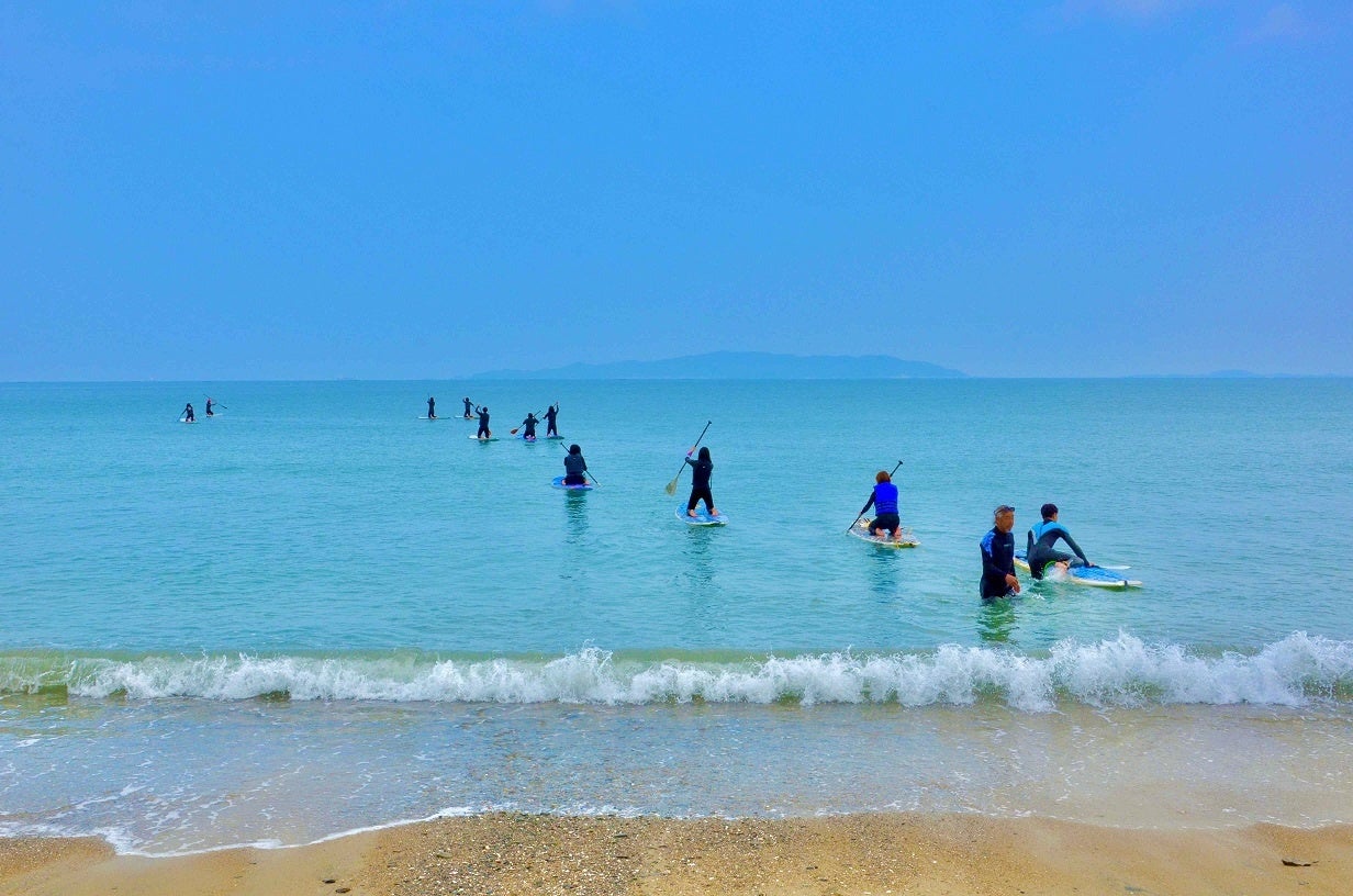 写真：SUP(スタンドアップパドル)を楽しむ人たち／提供：福岡市