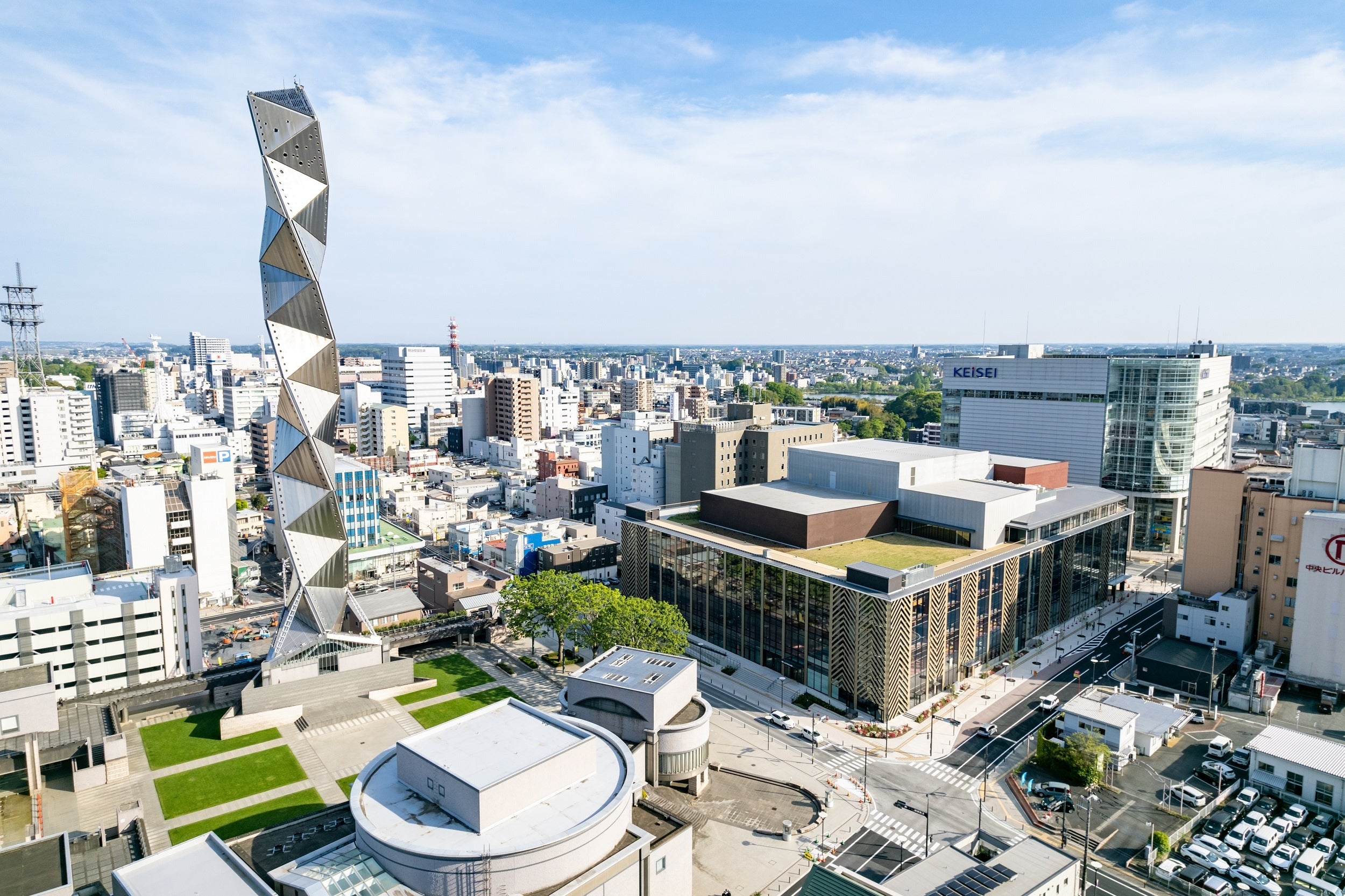写真：MitoriO[ミトリオ]手前から、水戸芸術館、水戸市民会館、京成百貨店／提供：水戸市