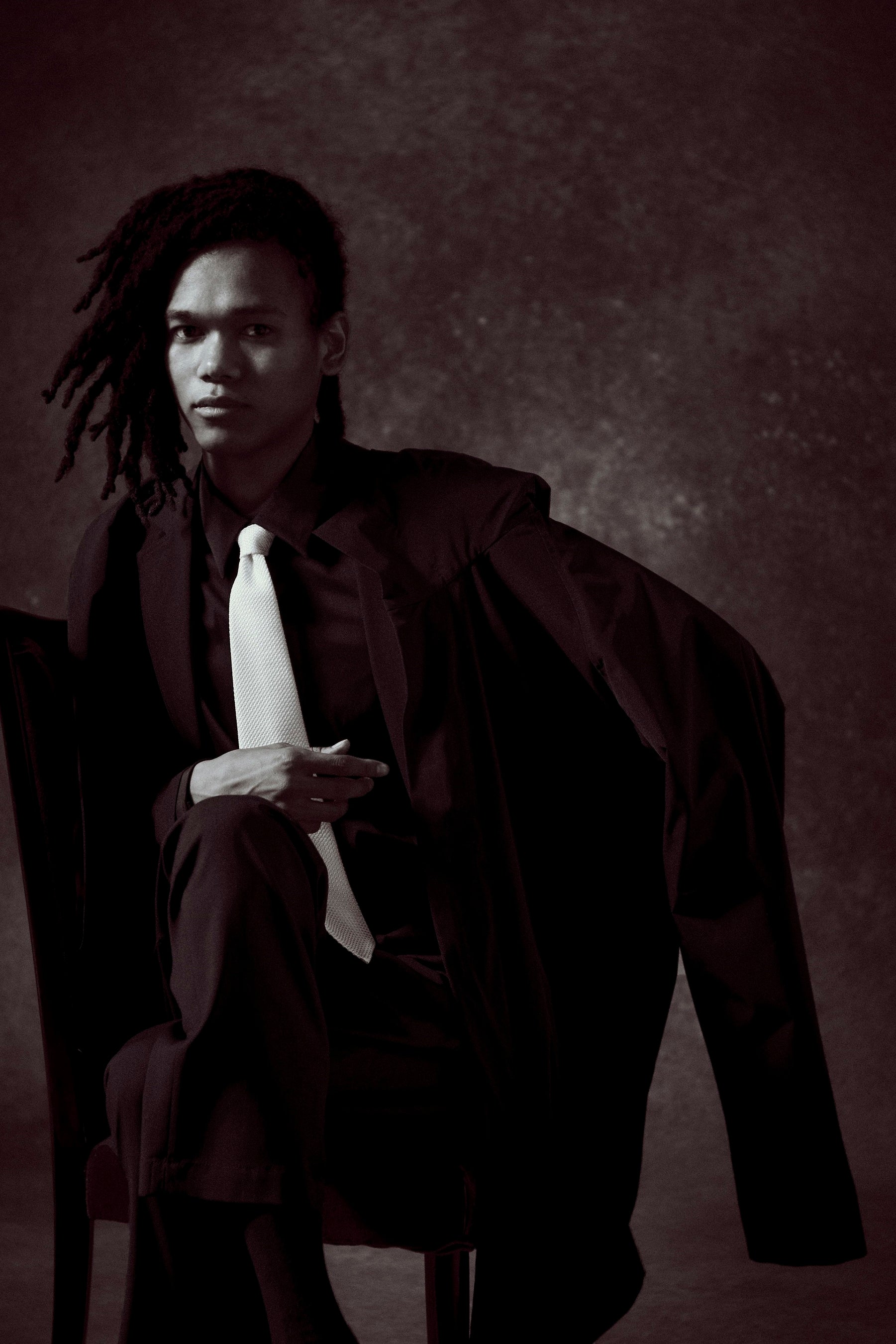 Coat ¥74,800 (tax in) Jacket ¥41,800 (tax in)Pants ¥24,200 (tax in)