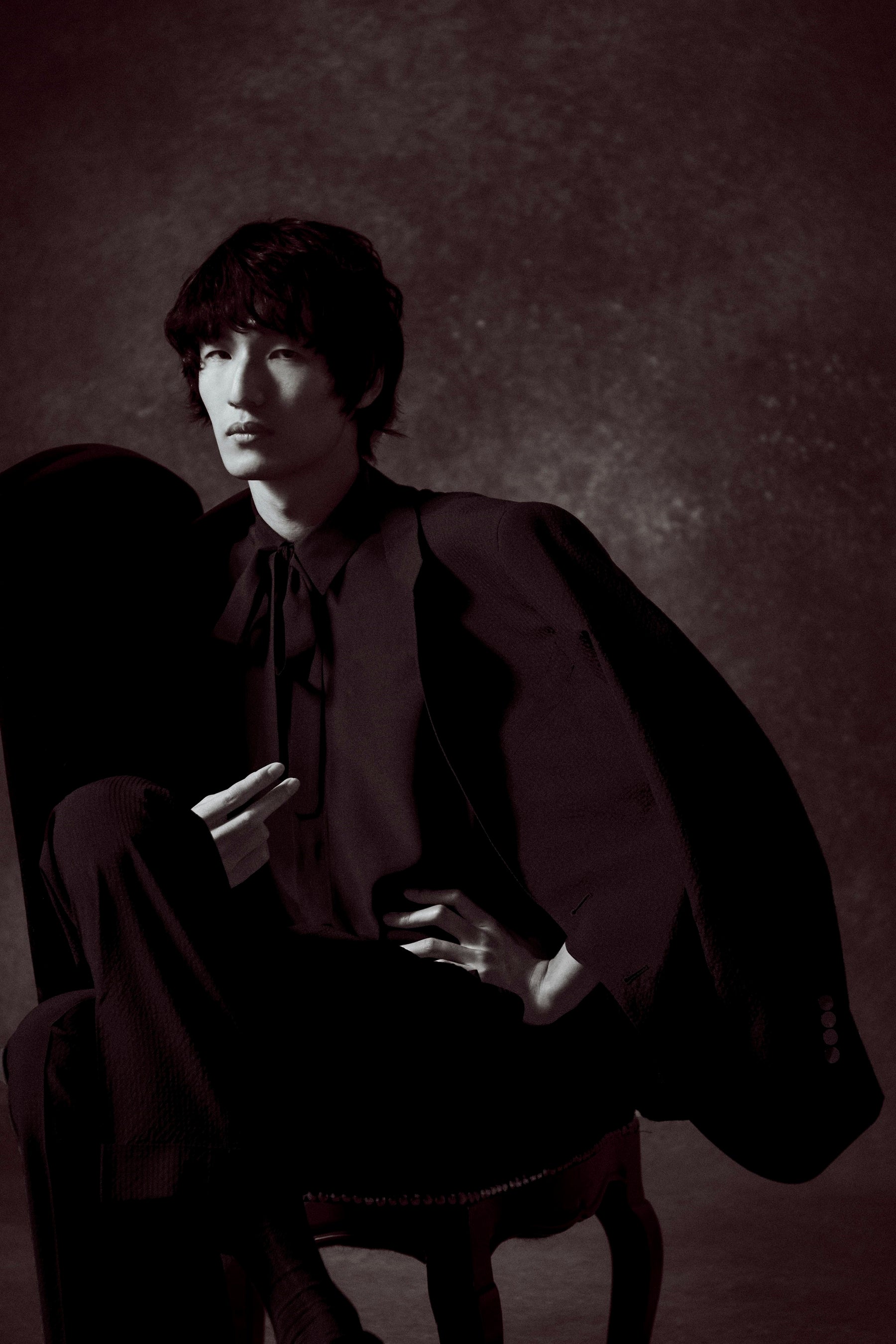 Jacket ¥77,000 tax in Pants¥33,000(tax in) Bow Blouse ¥37,400 (tax in)