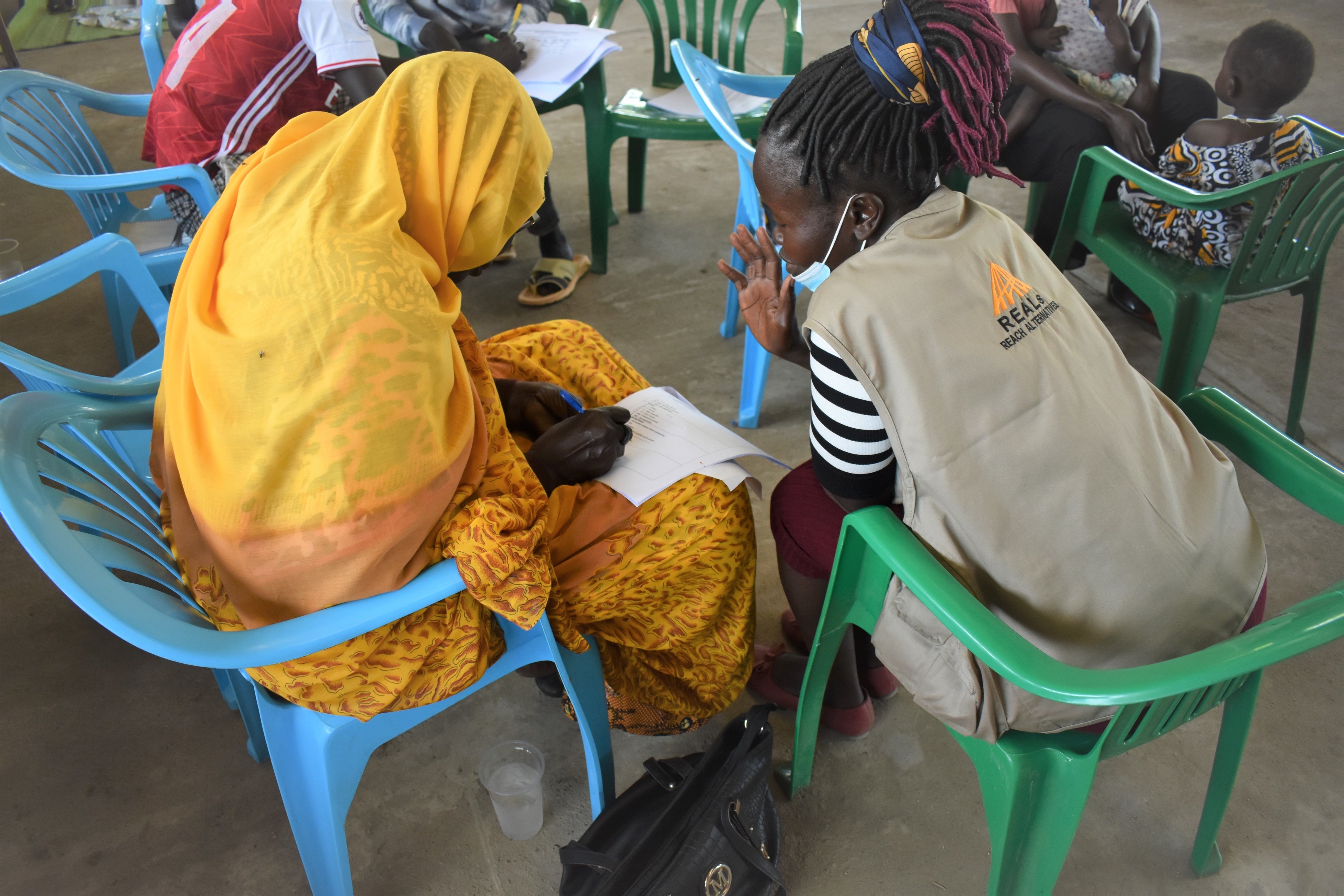 南スーダンの国内避難民キャンプの女性とREALs現地スタッフ