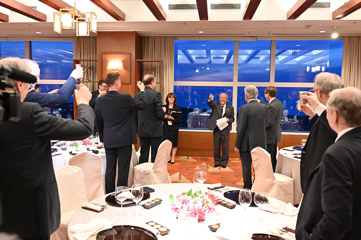 G7 新潟財務大臣・中央銀行総裁会議にて、温度で色づく「まどろむ酒器