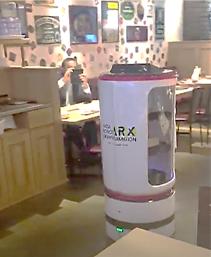 配膳の様子③ロボットを撮影する人も