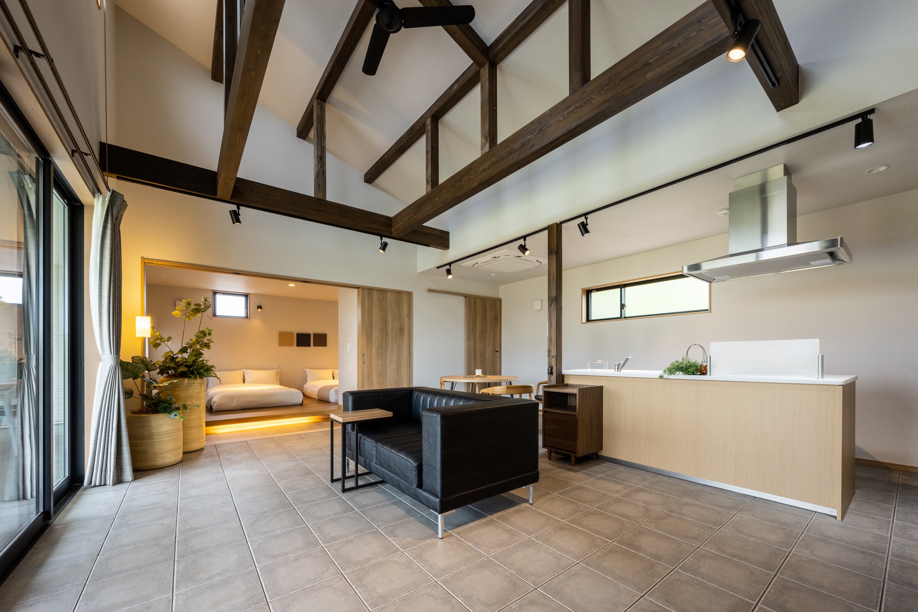 全棟 施設内とドッグランの段差がない設計