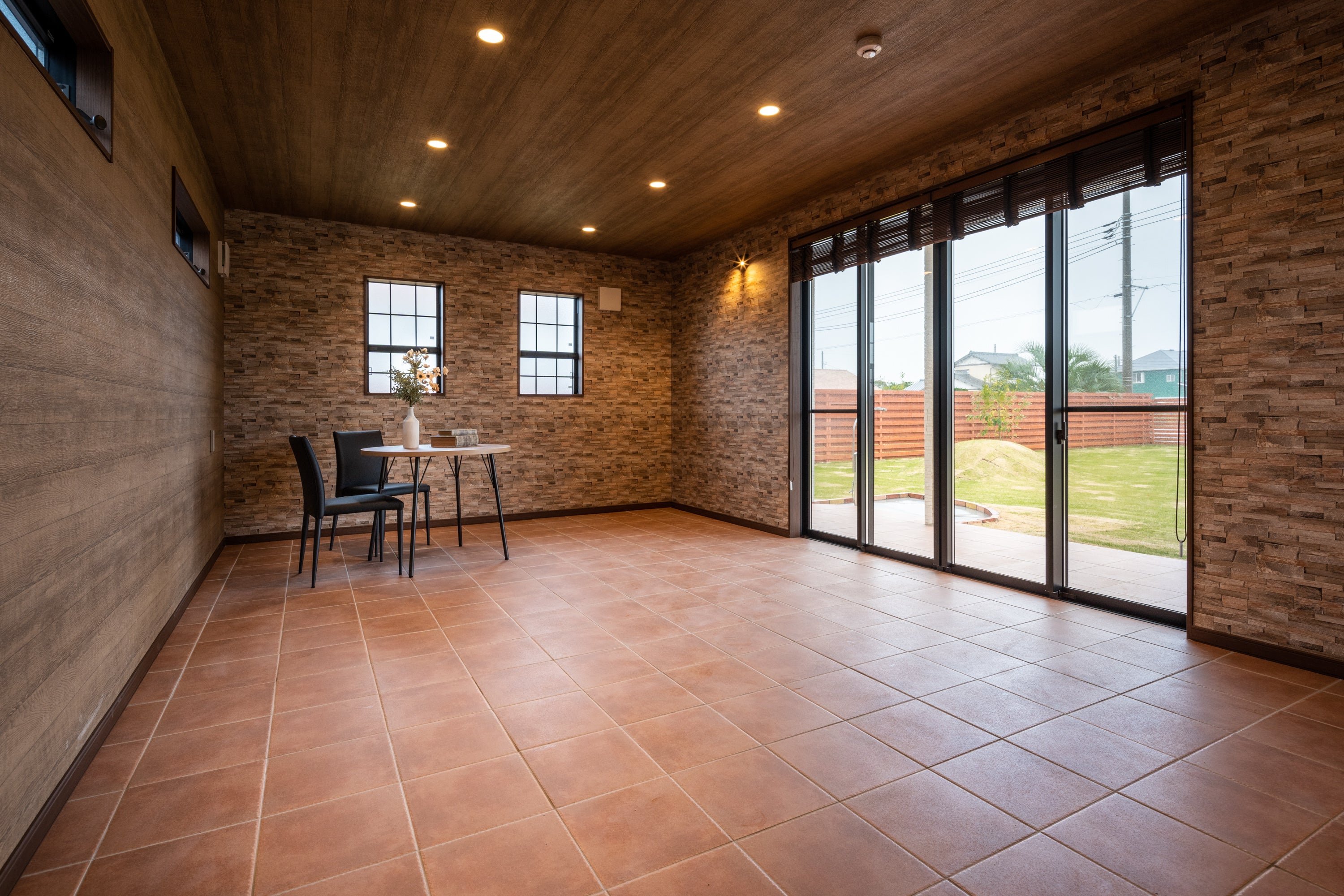 HACHI 雨の日や猛暑でも安心 屋内ドッグラン