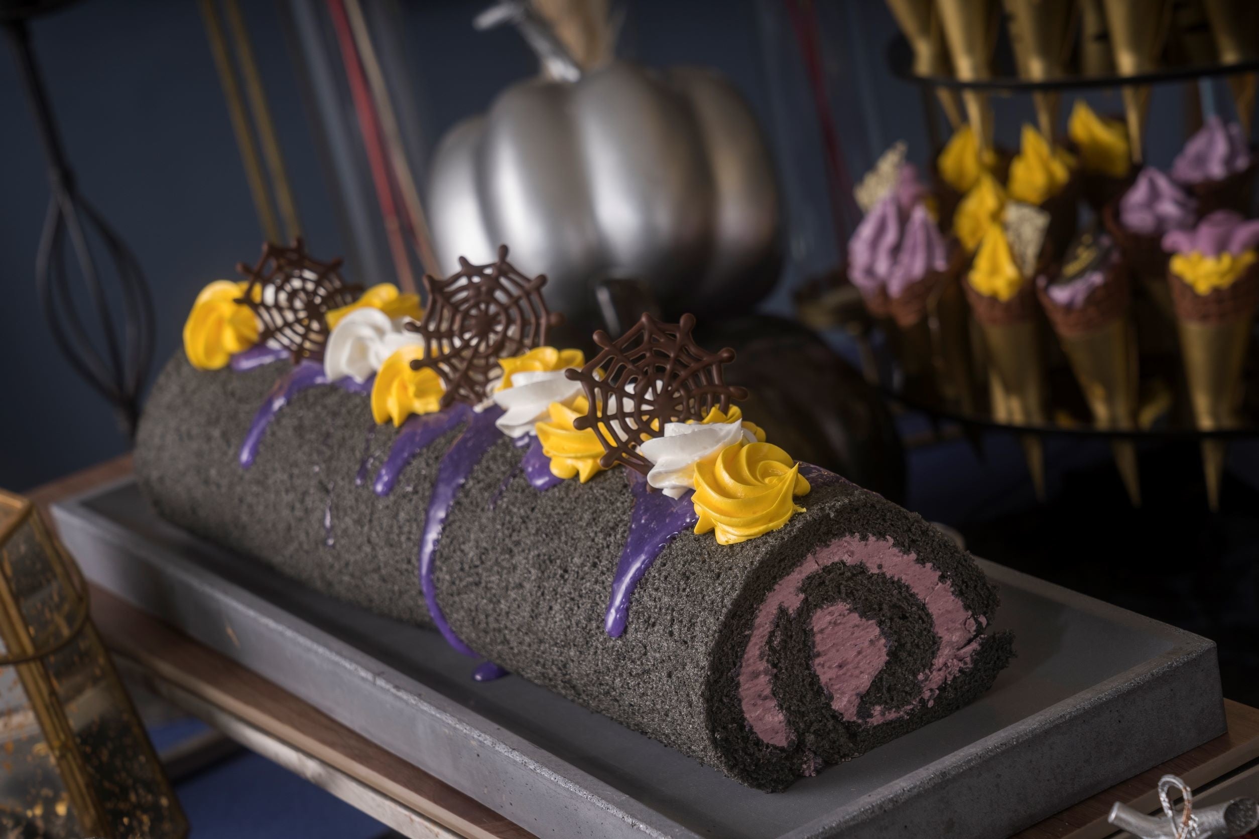 竹炭のロールケーキ　イメージ