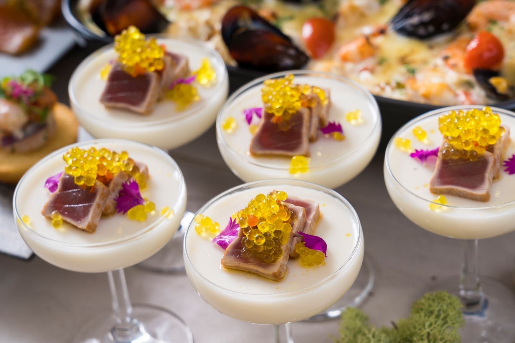 「ツナの炙り カリフラワームースとアボカドオイル」イメージ