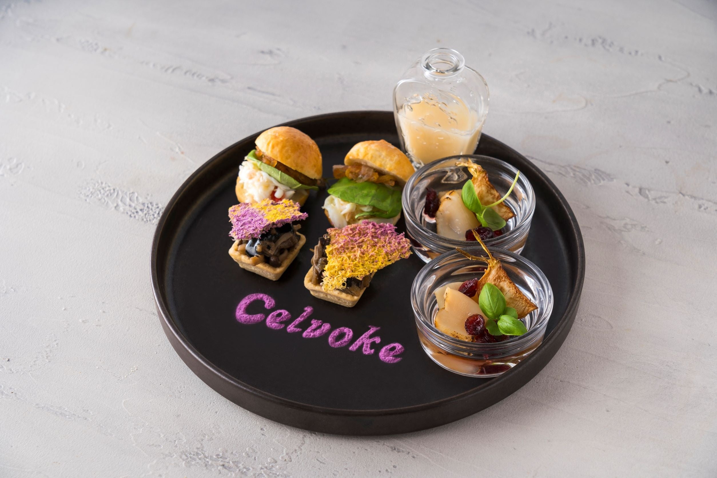 サステナブル・帆立のたたき　クラム・ブルーテソースで／ほぐし蟹のブリオッシュ／スイスグリュエルチーズのタルトレット イメージ