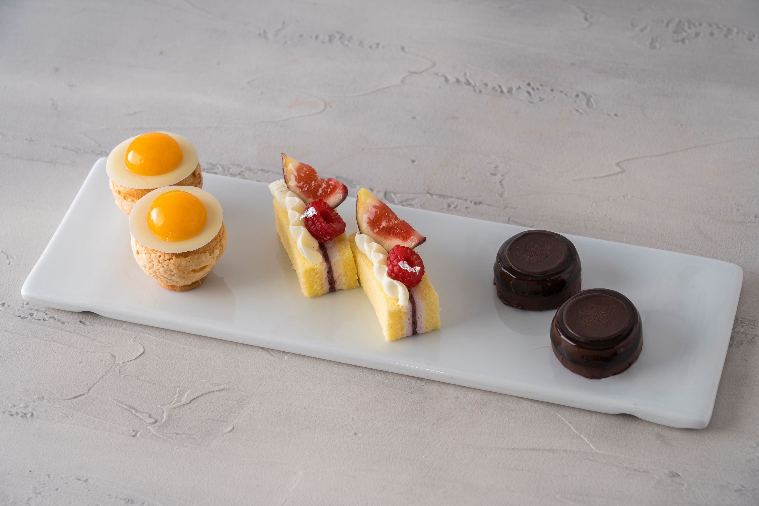 みかんのバニラシュー／いちじくとラズベリーのショートケーキ／ビターチョコレートムース イメージ