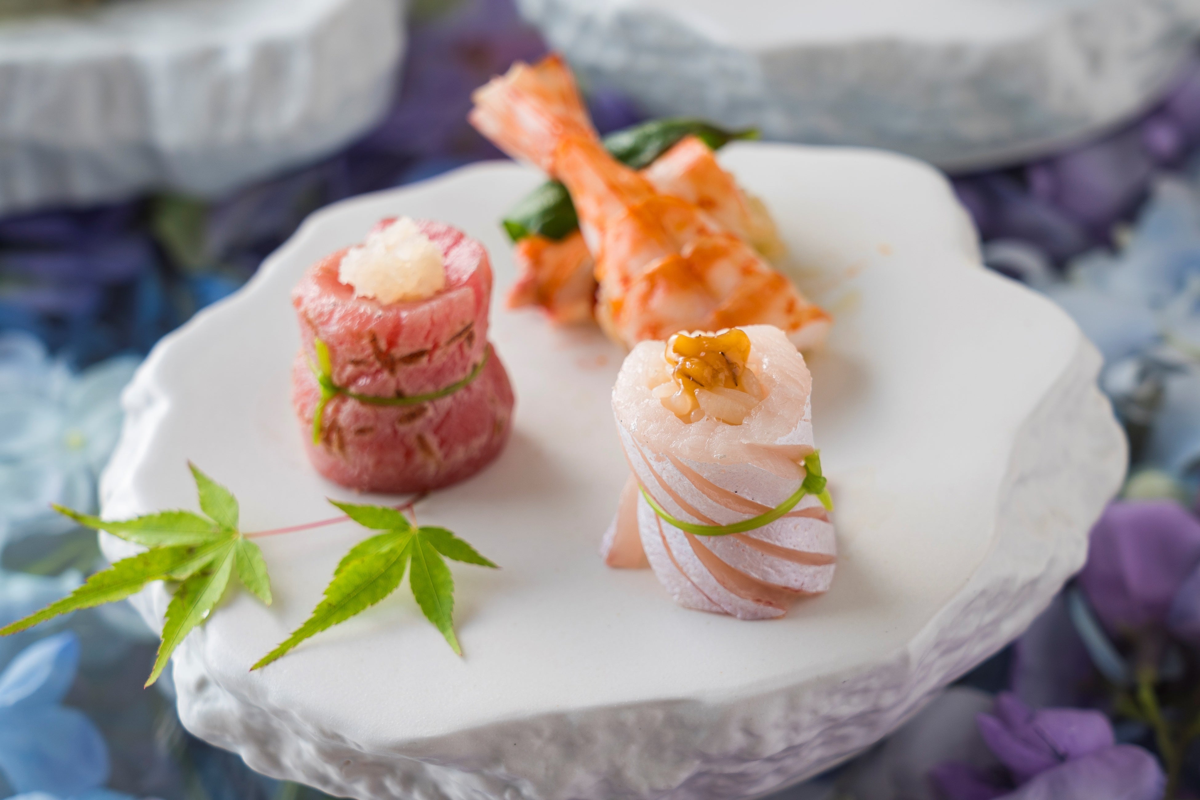 炙りトロ包み寿司、ヒラマサ包み寿司、海老のバジルソース寿司
